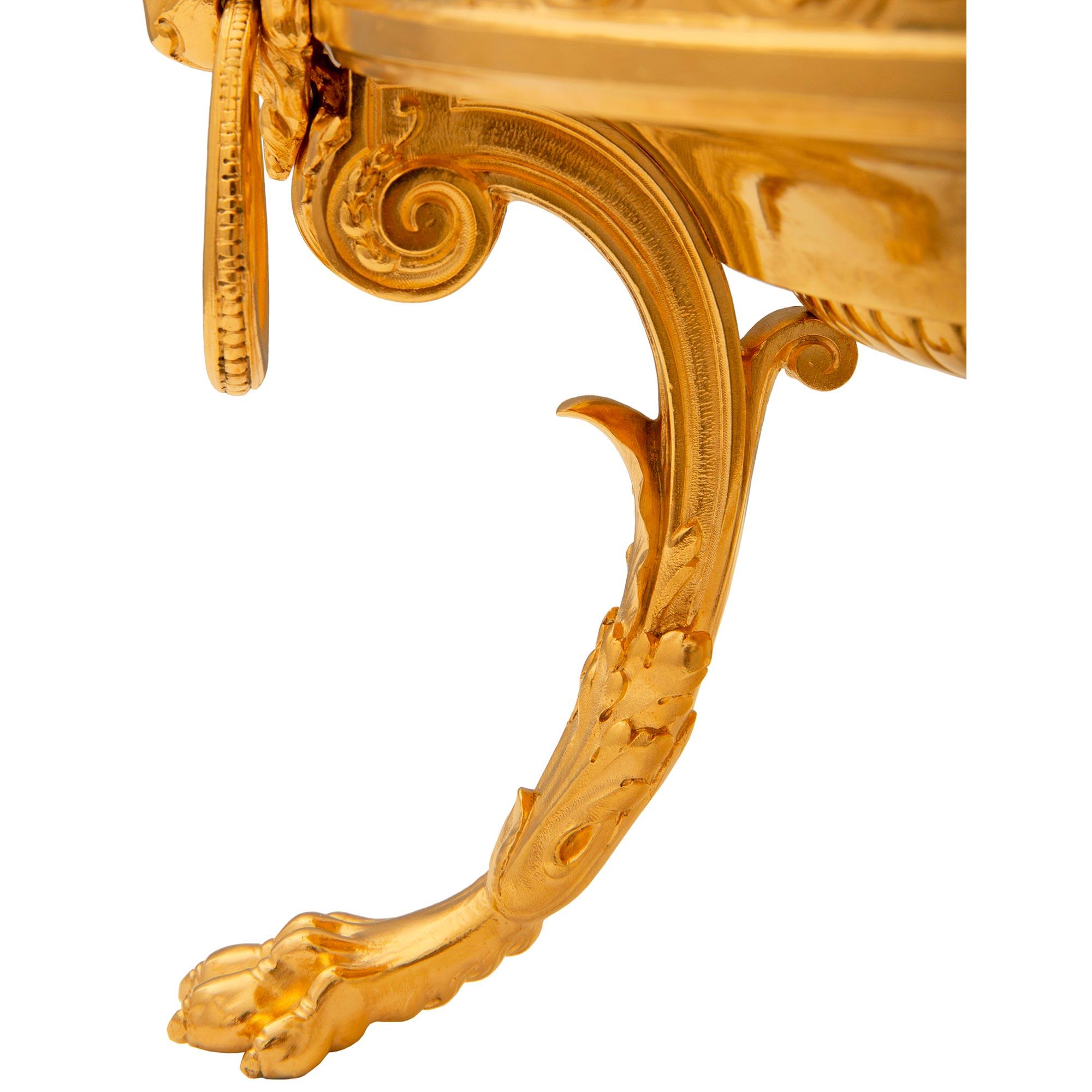 French Belle Epoque, 19ème siècle, période néo-classique. Jardinière en bronze doré en vente 2