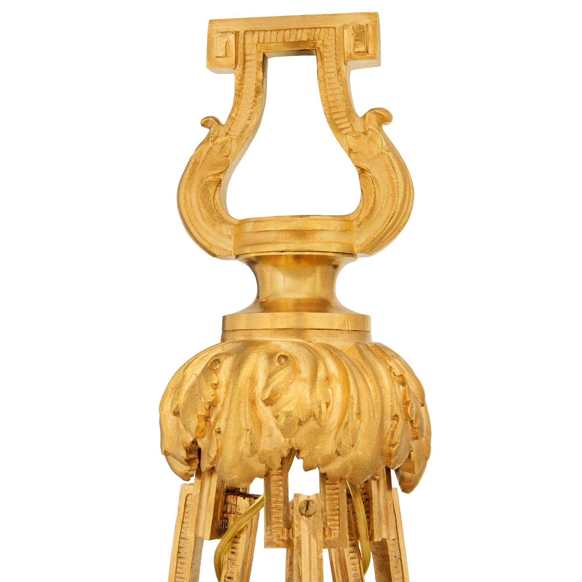 Francese Lampadario francese del XIX secolo del periodo Belle Epoque in marmo Nuvolato e Ormolu in vendita