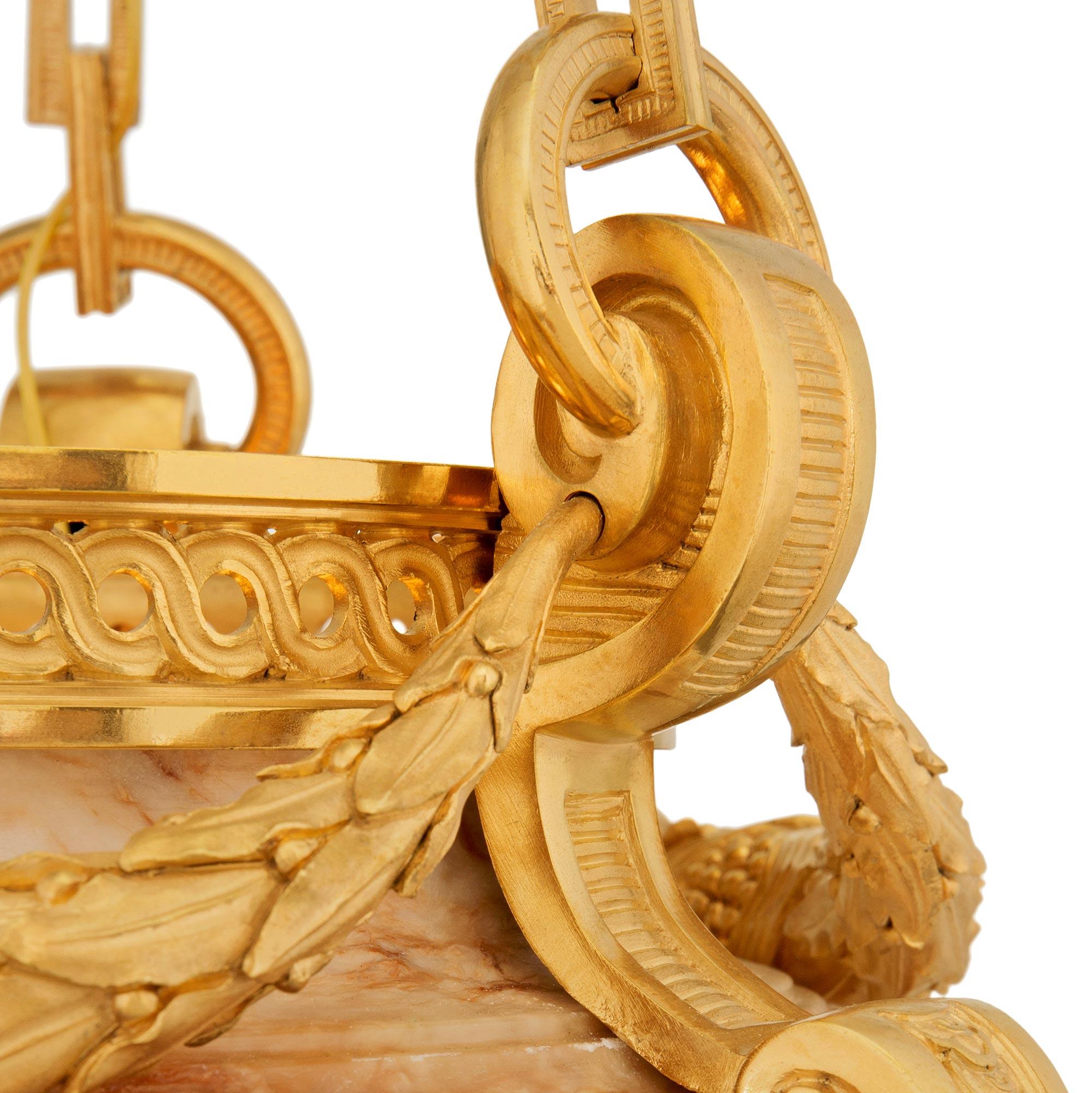 Similoro Lampadario francese del XIX secolo del periodo Belle Epoque in marmo Nuvolato e Ormolu in vendita