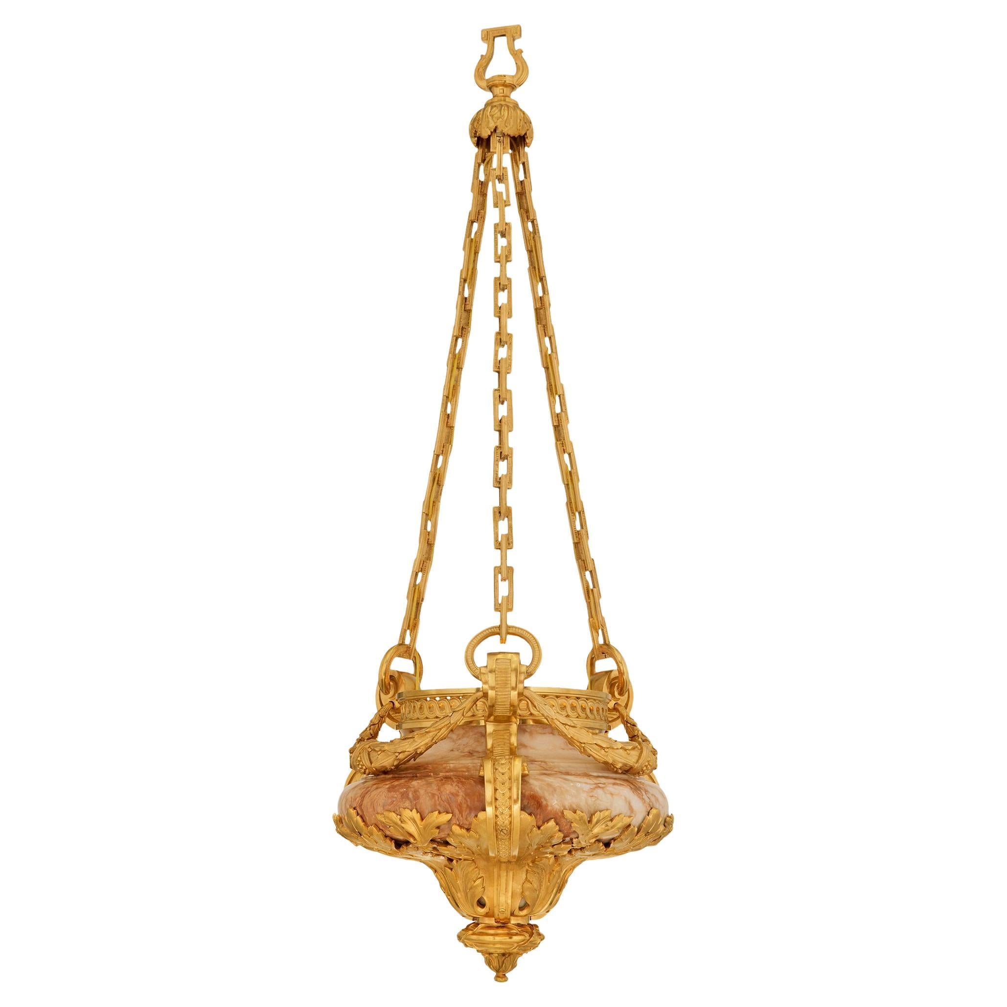 Lampadario francese del XIX secolo del periodo Belle Epoque in marmo Nuvolato e Ormolu in vendita