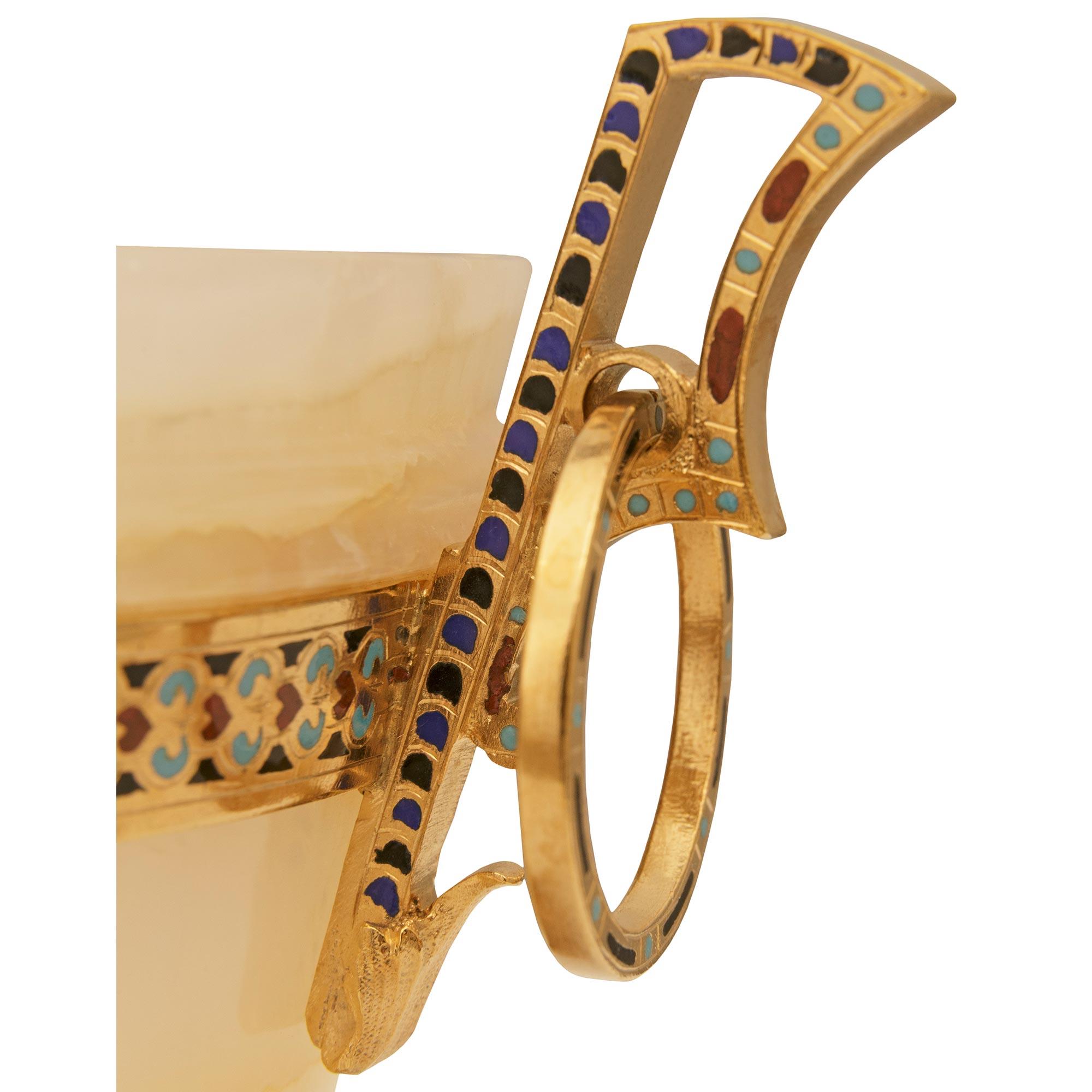 Urne en onyx, bronze doré et cloisonné d'époque Belle Epoque (19e siècle) Bon état - En vente à West Palm Beach, FL