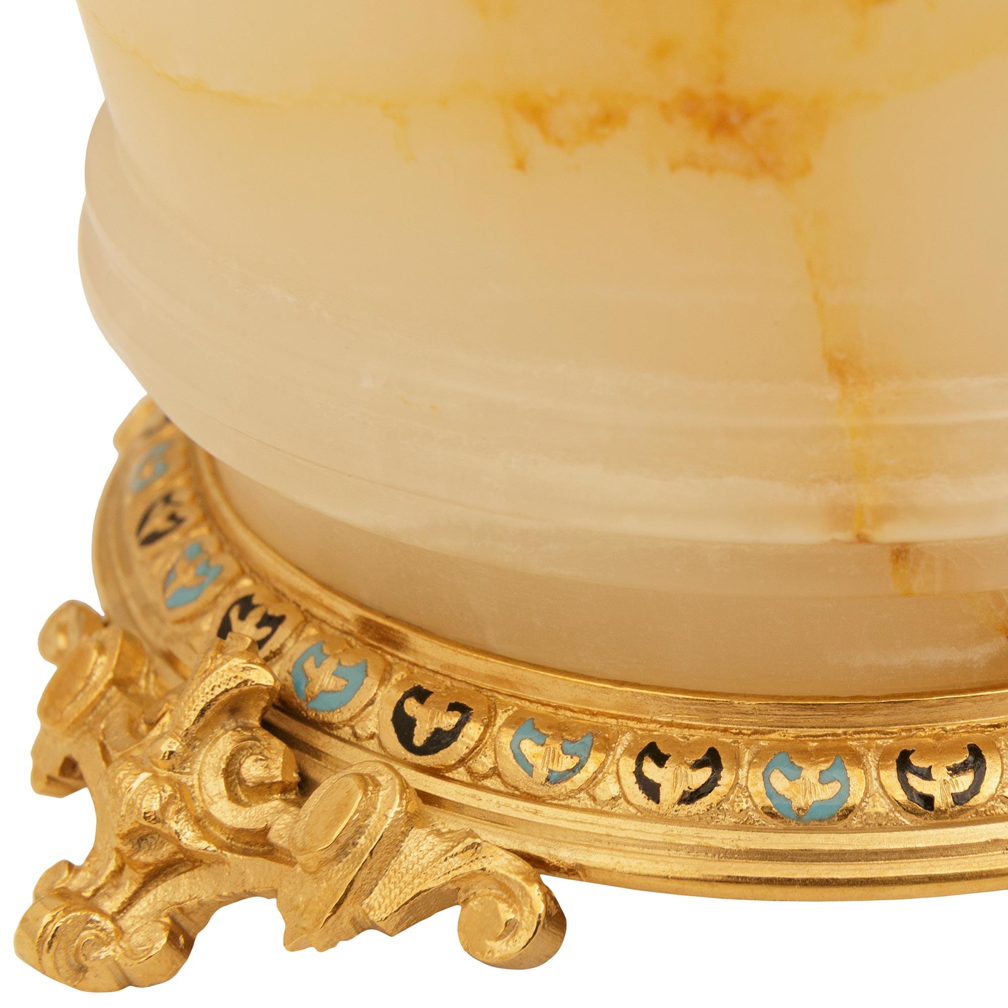 Émail Urne en onyx, bronze doré et cloisonné d'époque Belle Epoque (19e siècle) en vente