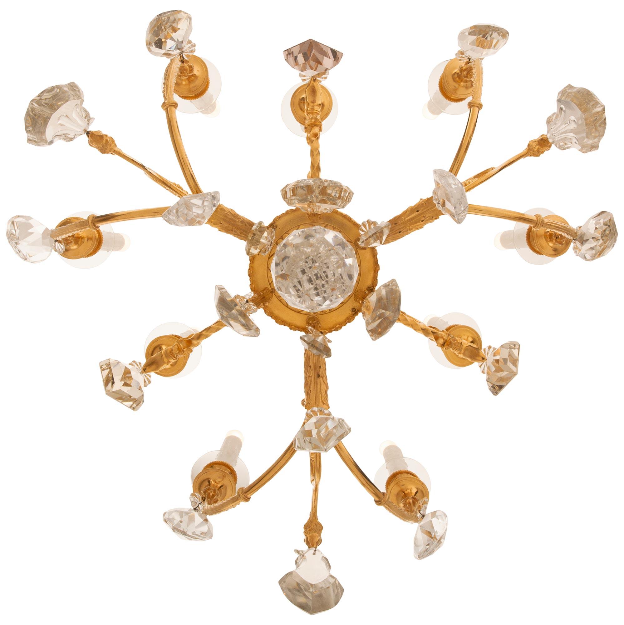 Un affascinante lampadario francese del XIX secolo del periodo Belle Époque Louis XVI st. in ormolu e cristallo Baccarat. Il lampadario a sei bracci e nove luci è centrato da uno splendido ciondolo a sfera di cristallo Baccarat sfaccettato che si