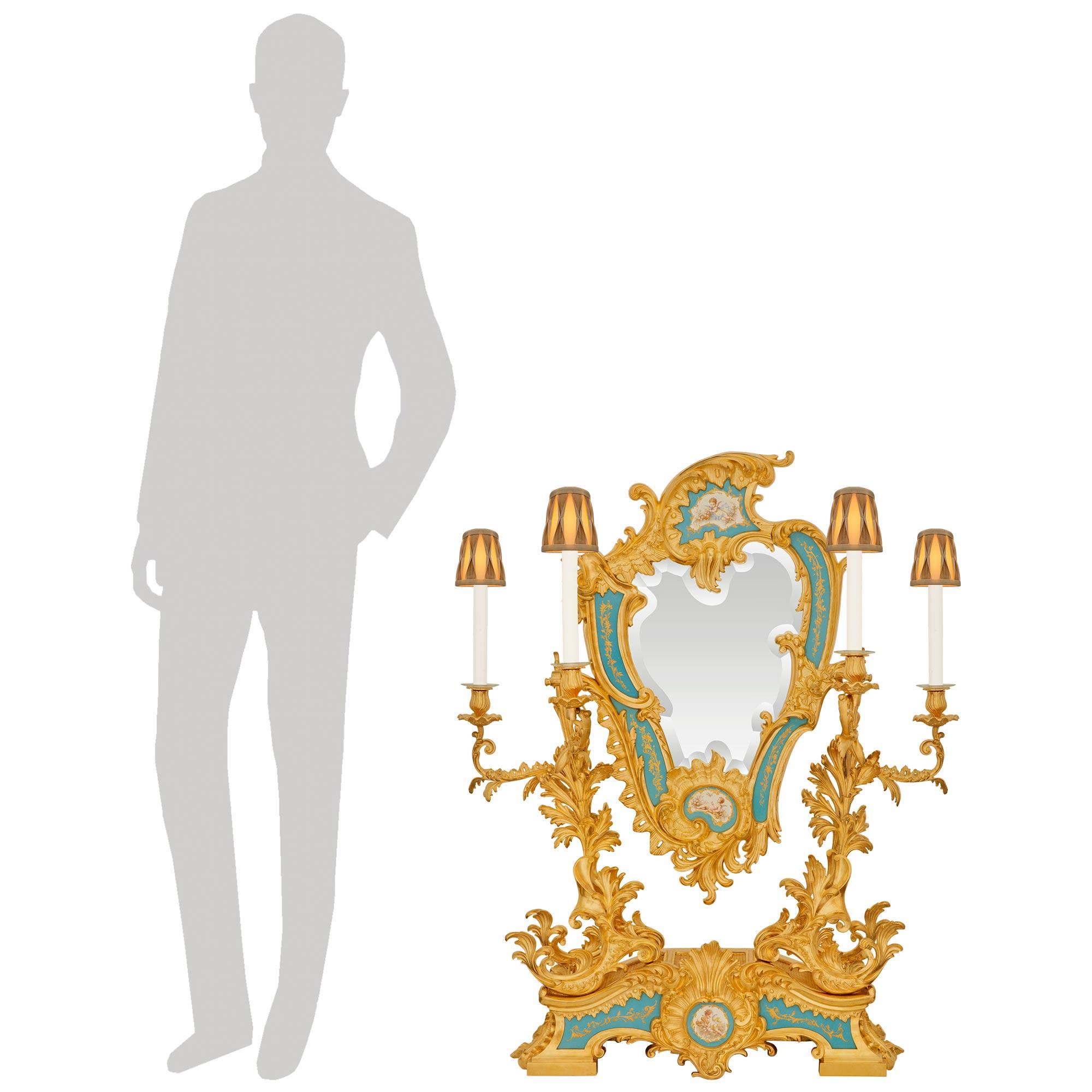 
Uno specchio da toilette in porcellana di Sévres e ormolu del XIX secolo, unico e di dimensioni monumentali. Questo splendido specchio da toilette elettrificato poggia su uno zoccolo in Ormolu decorato con volute foliate riccamente cesellate che
