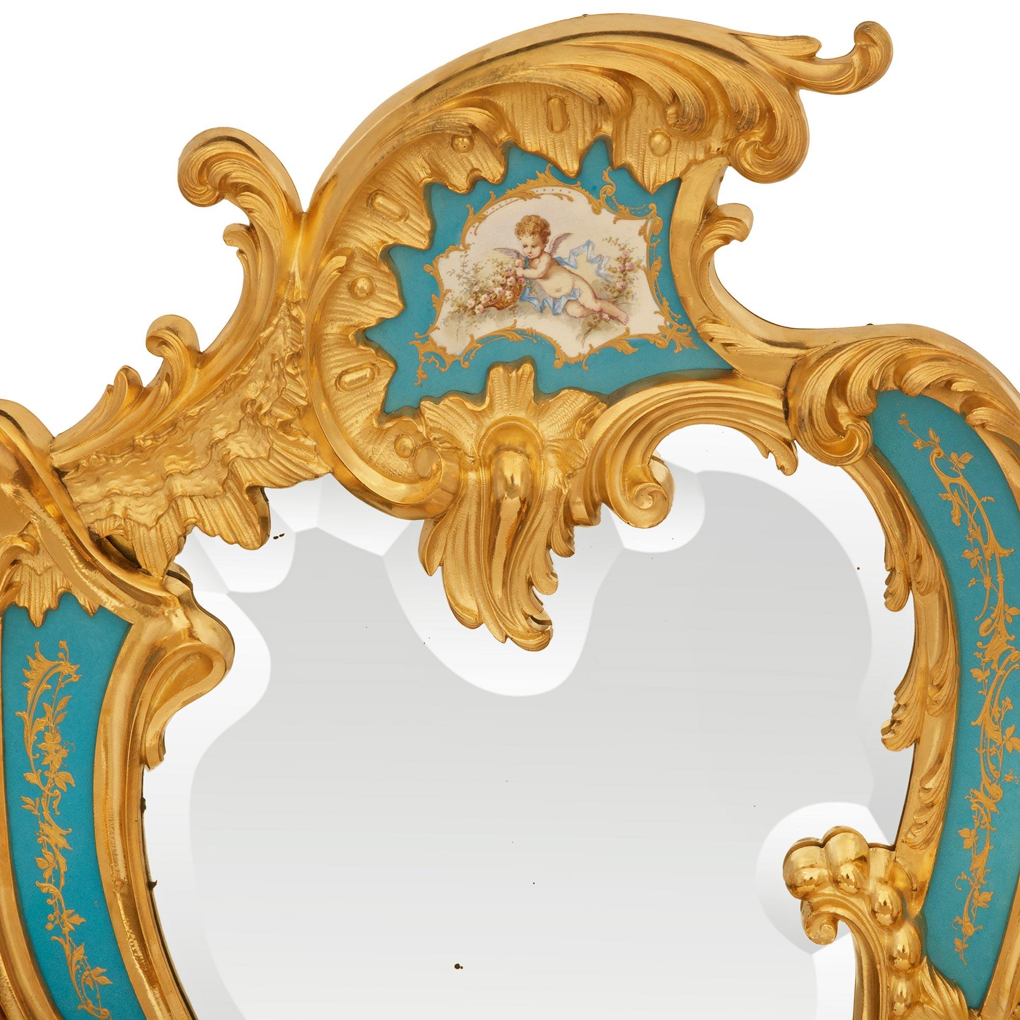 Porcellana Specchio da toilette in porcellana e ormolu del XIX secolo French Belle Epoque in vendita
