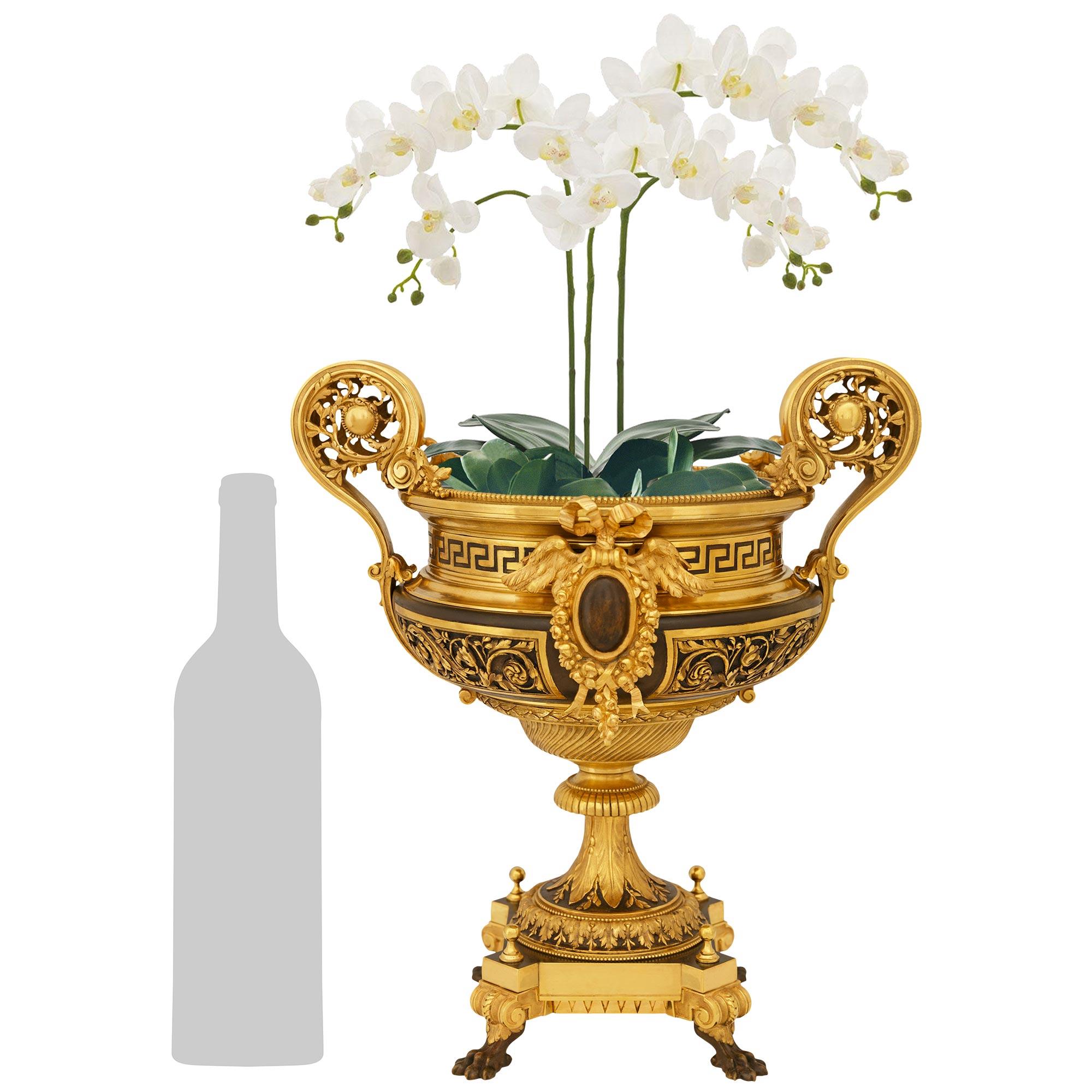 Eine qualitativ hochwertige und sehr schöne französische Urne aus der Belle Epoque des 19. Jahrhunderts aus patinierter Bronze und Ormolu, die Barbedienne zugeschrieben wird. Dieser atemberaubende Tafelaufsatz steht auf einem quadratischen Sockel