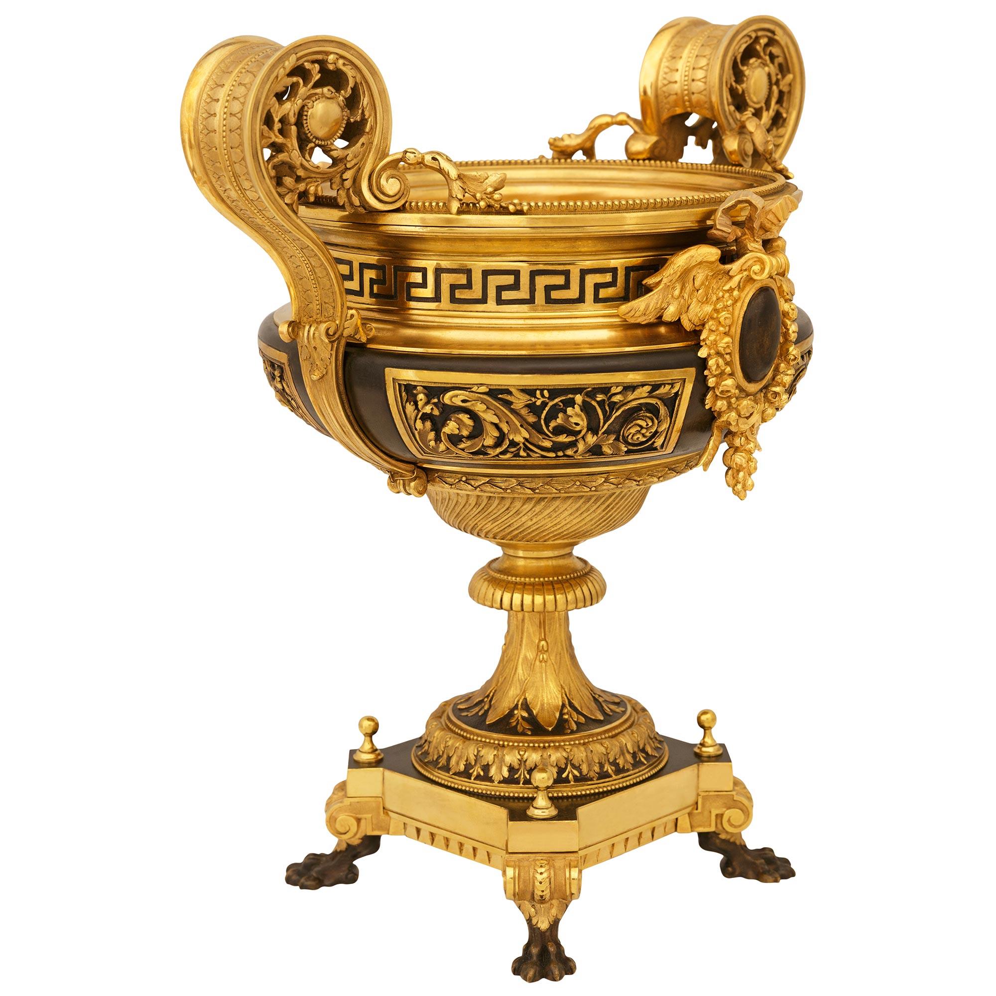 Französische Belle Epoque Urne aus patinierter Bronze und Ormolu aus dem 19. (Belle Époque) im Angebot