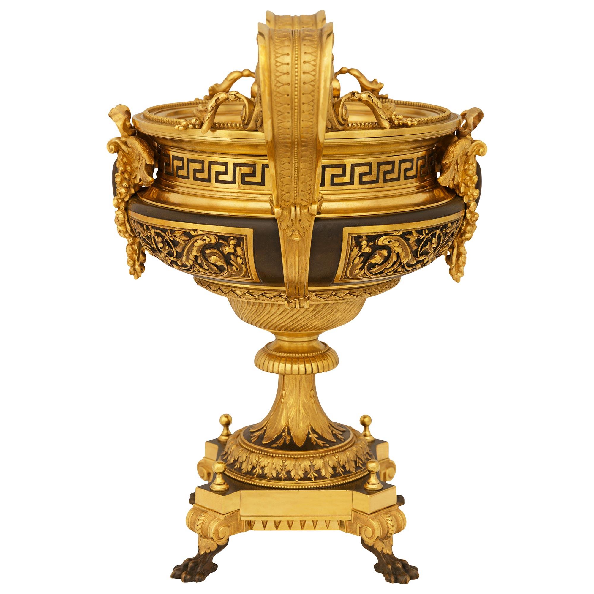 Französische Belle Epoque Urne aus patinierter Bronze und Ormolu aus dem 19. im Zustand „Gut“ im Angebot in West Palm Beach, FL