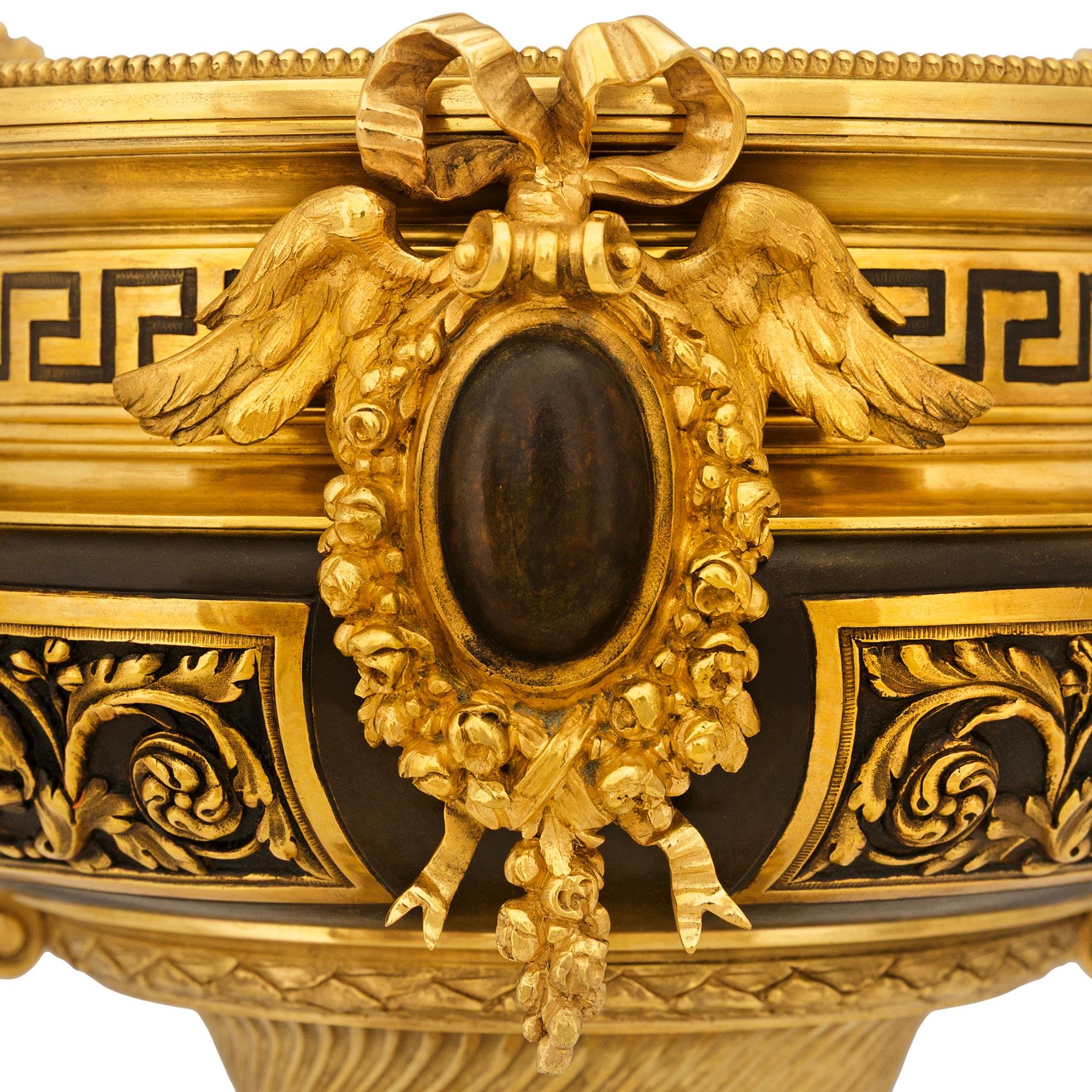 Französische Belle Epoque Urne aus patinierter Bronze und Ormolu aus dem 19. (19. Jahrhundert) im Angebot