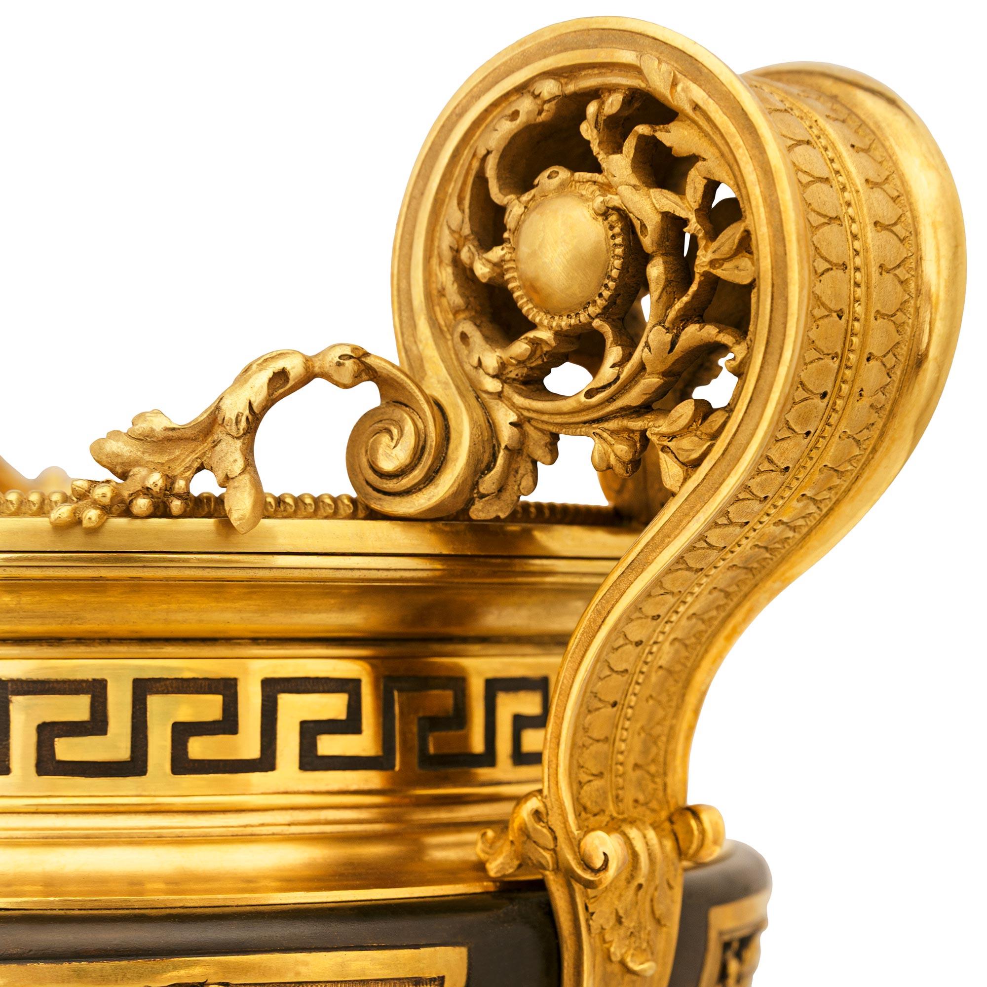 Französische Belle Epoque Urne aus patinierter Bronze und Ormolu aus dem 19. im Angebot 1
