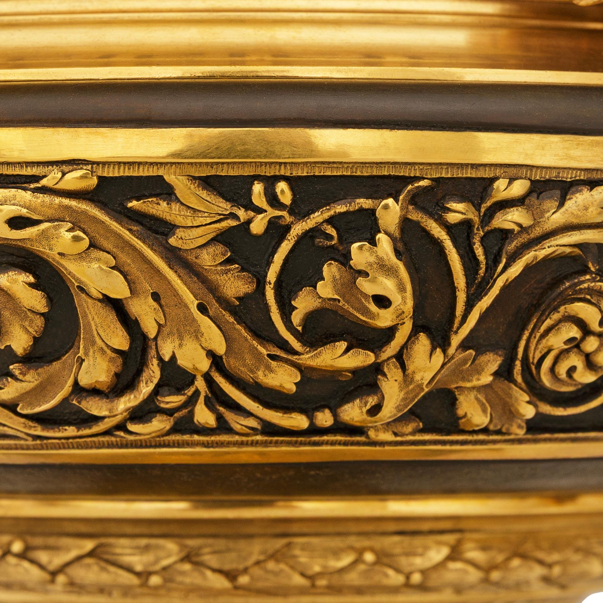 Französische Belle Epoque Urne aus patinierter Bronze und Ormolu aus dem 19. im Angebot 2