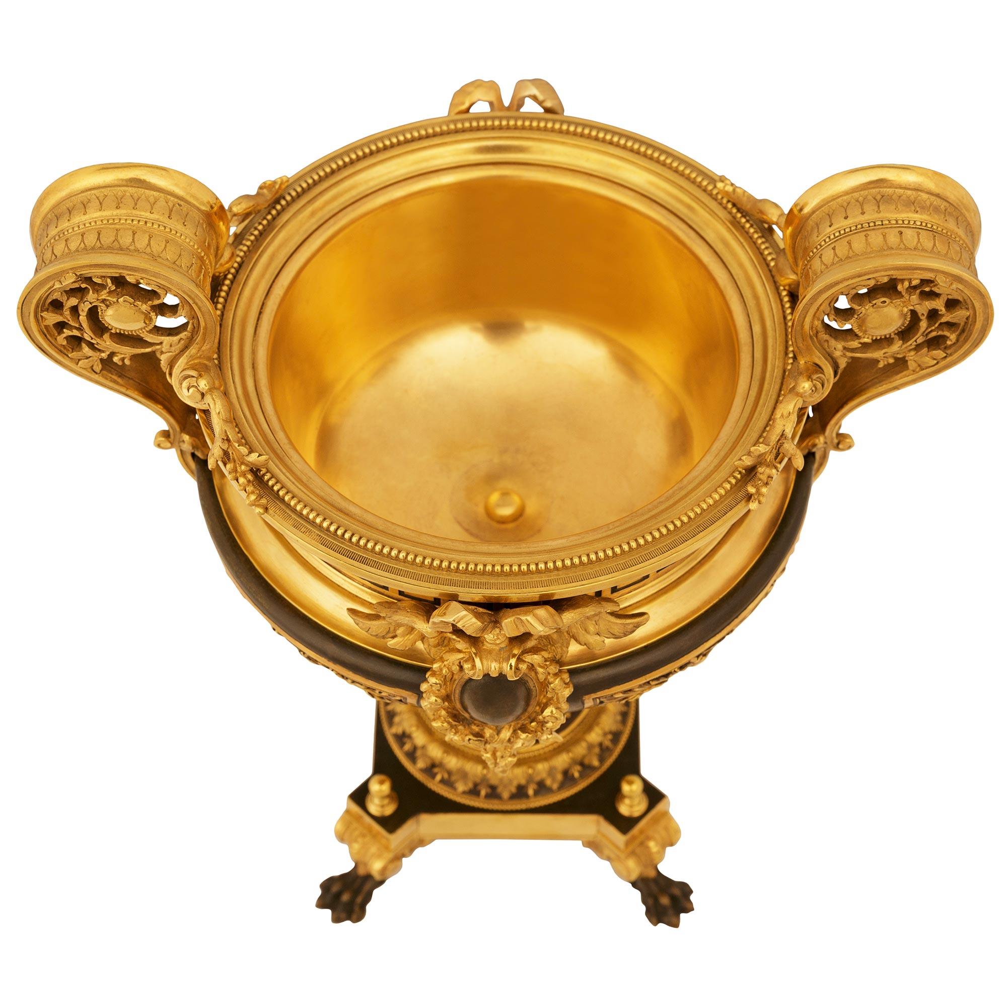 Französische Belle Epoque Urne aus patinierter Bronze und Ormolu aus dem 19. im Angebot 4