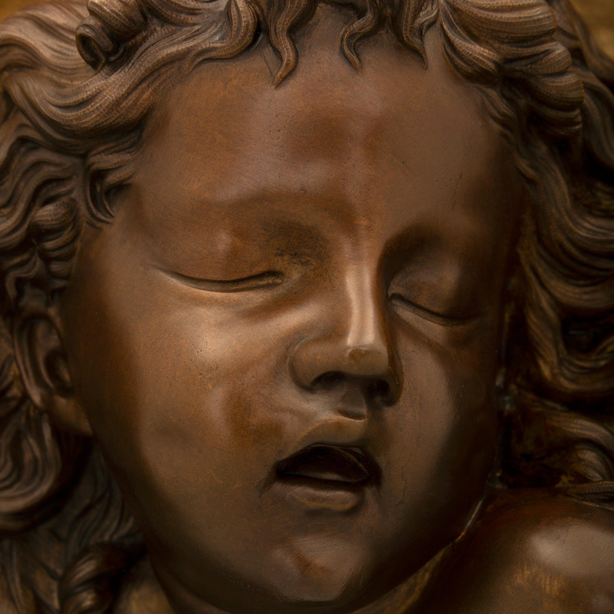 Eine schöne und sehr hohe Qualität Französisch 19. Jahrhundert Louis XVI st. Belle Époque Zeitraum patiniert Bronze und Ormolu dekorative Wandtafel. Die wunderbar ausgeführte kreisförmige Plakette ist von einem eleganten, gesprenkelten Ormolu-Band