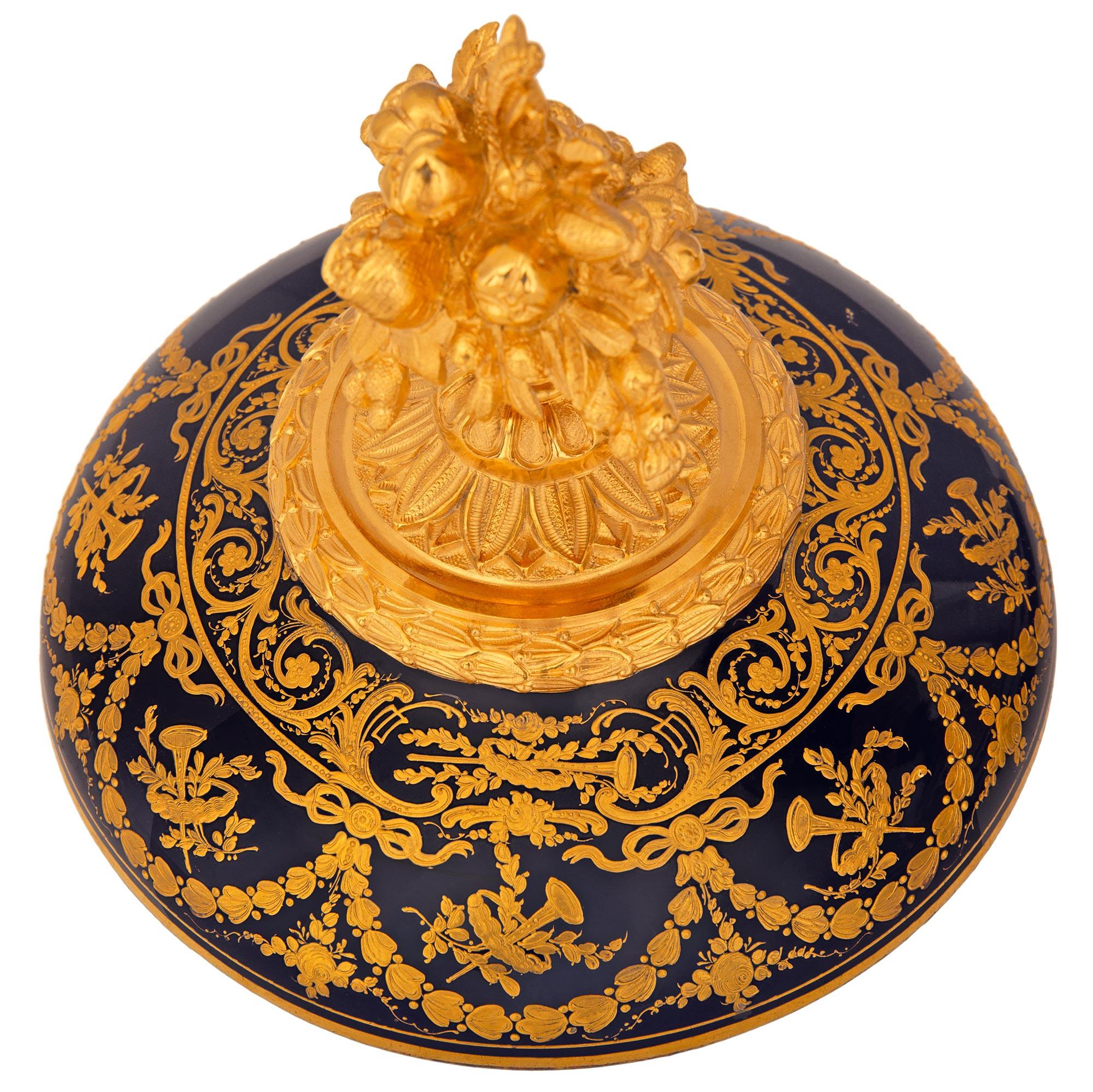 Französische Porzellan- und Ormolu-Urne aus der Belle Époque des 19. im Angebot 6
