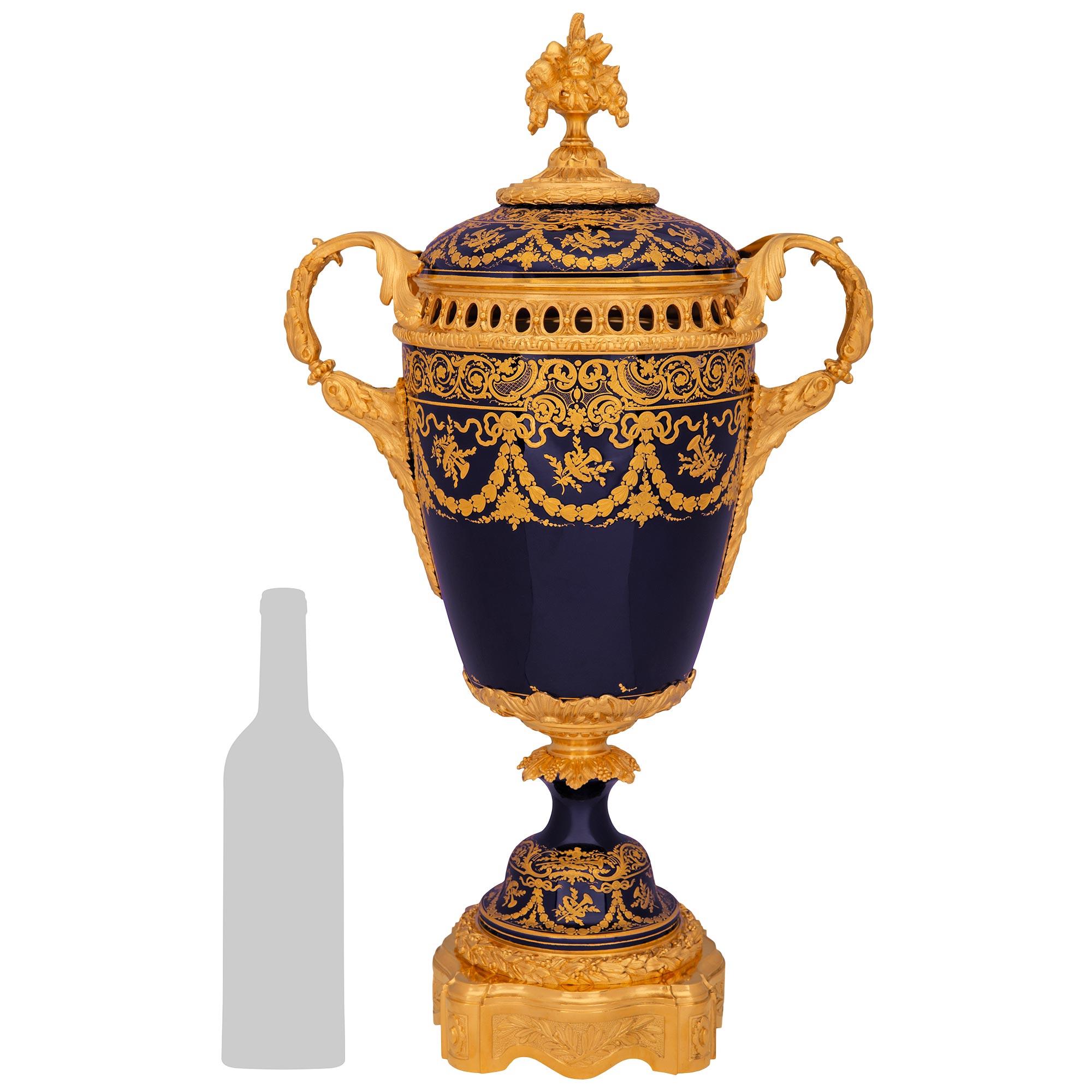 Eine atemberaubende und extrem hohe Qualität Französisch 19. Jahrhundert Louis XVI st. Belle Époque Zeitraum Sèvres Porzellan und Ormolu Deckel Urne signiert Sèvres. Die kobaltblaue Urne steht auf einem außergewöhnlichen, quadratischen Ormolu-Sockel