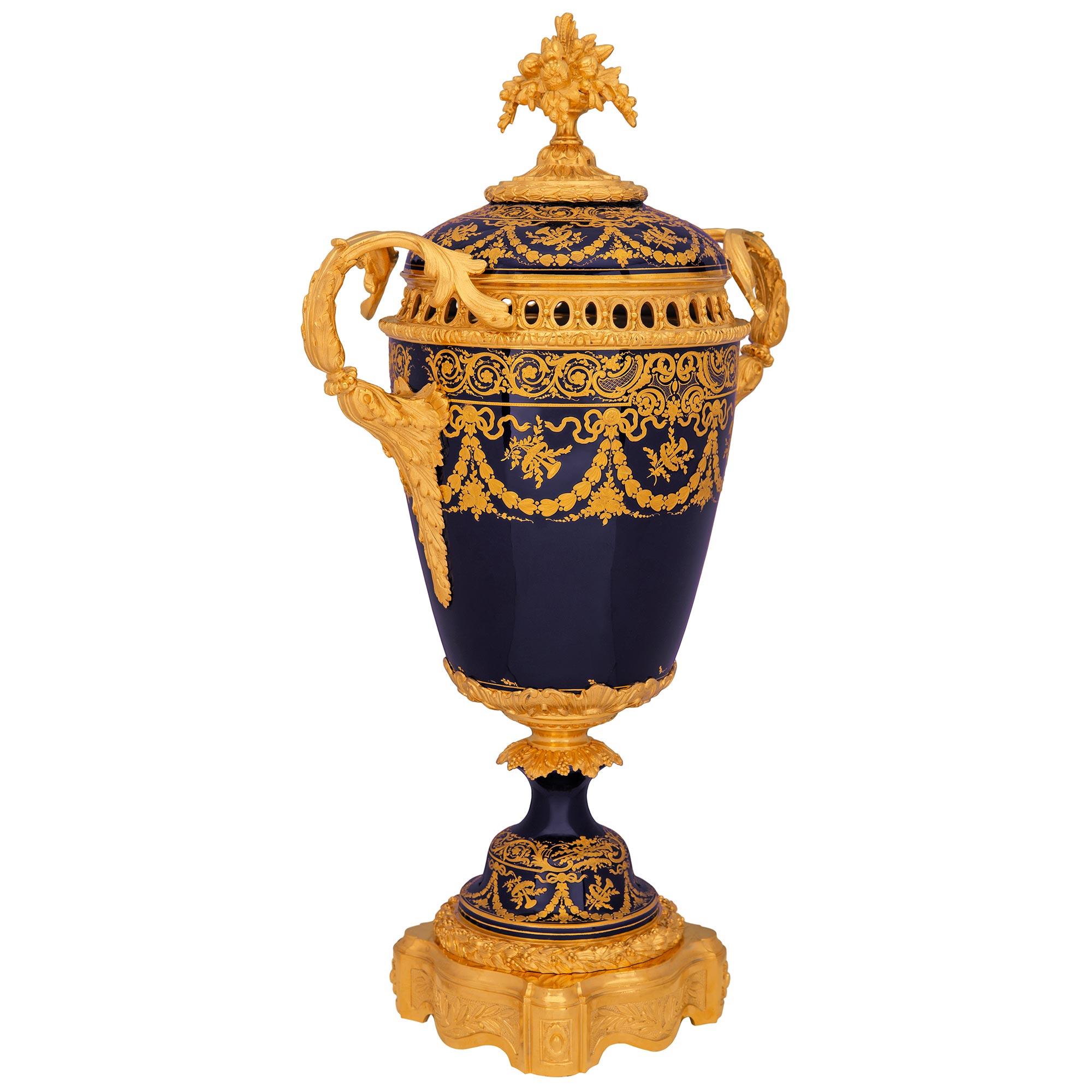Französische Porzellan- und Ormolu-Urne aus der Belle Époque des 19. im Zustand „Gut“ im Angebot in West Palm Beach, FL