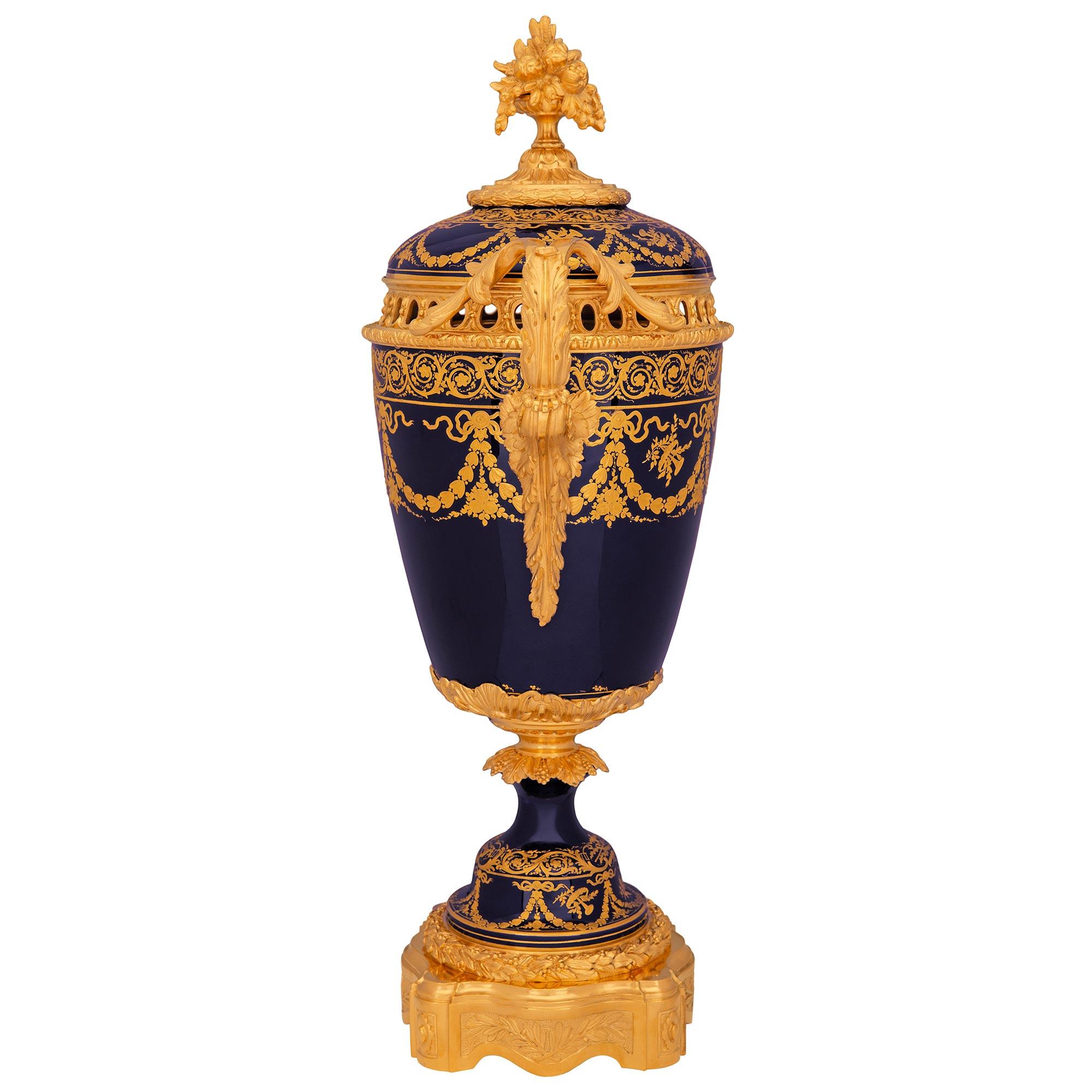 Französische Porzellan- und Ormolu-Urne aus der Belle Époque des 19. (19. Jahrhundert) im Angebot