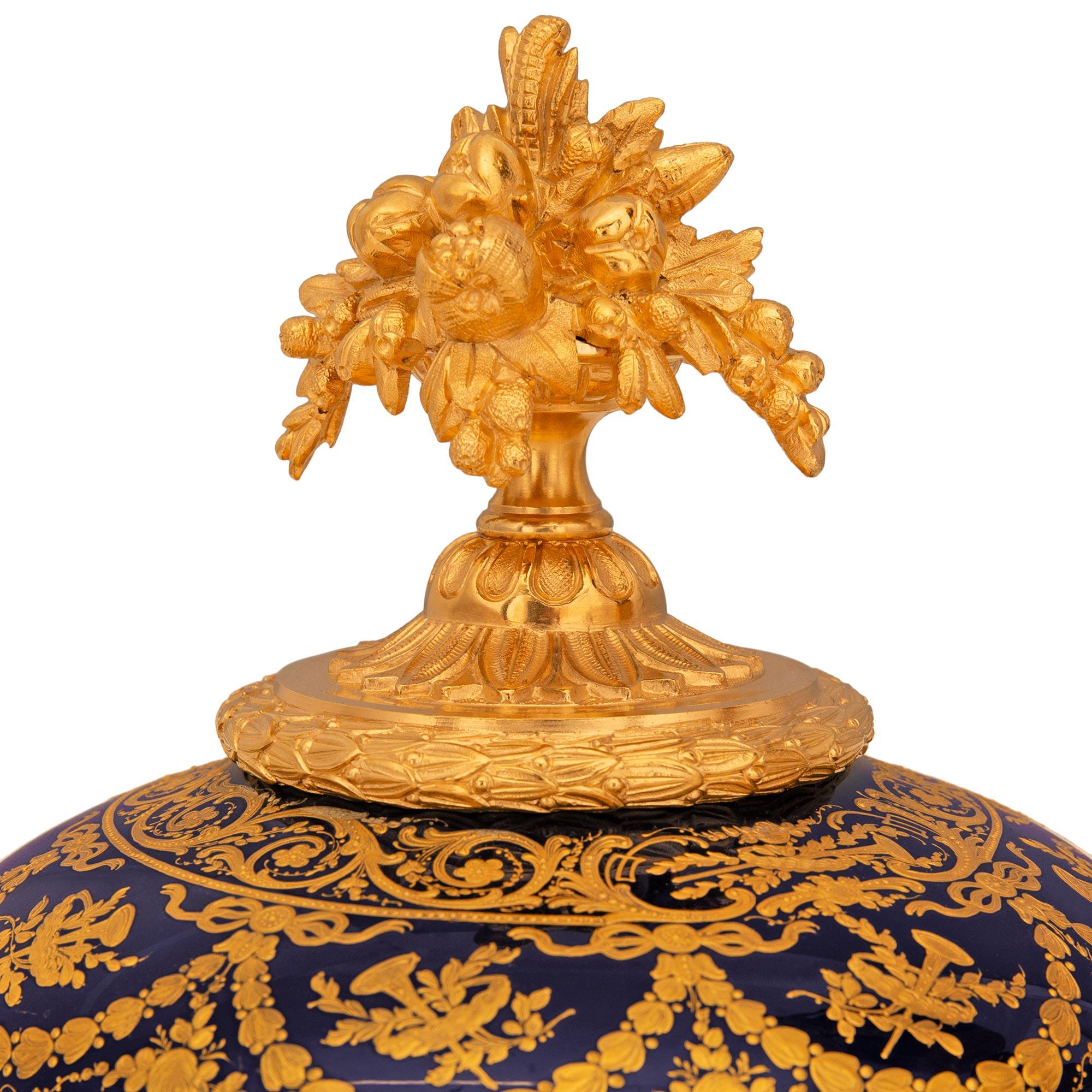 Französische Porzellan- und Ormolu-Urne aus der Belle Époque des 19. im Angebot 1
