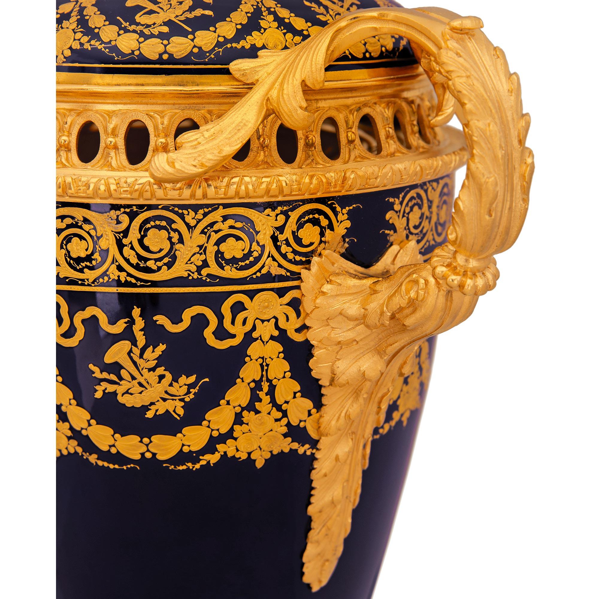 Französische Porzellan- und Ormolu-Urne aus der Belle Époque des 19. im Angebot 3