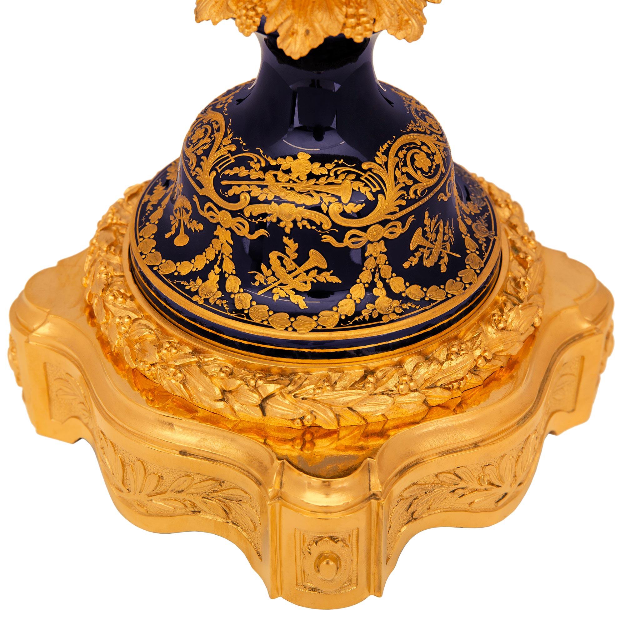 Französische Porzellan- und Ormolu-Urne aus der Belle Époque des 19. im Angebot 4