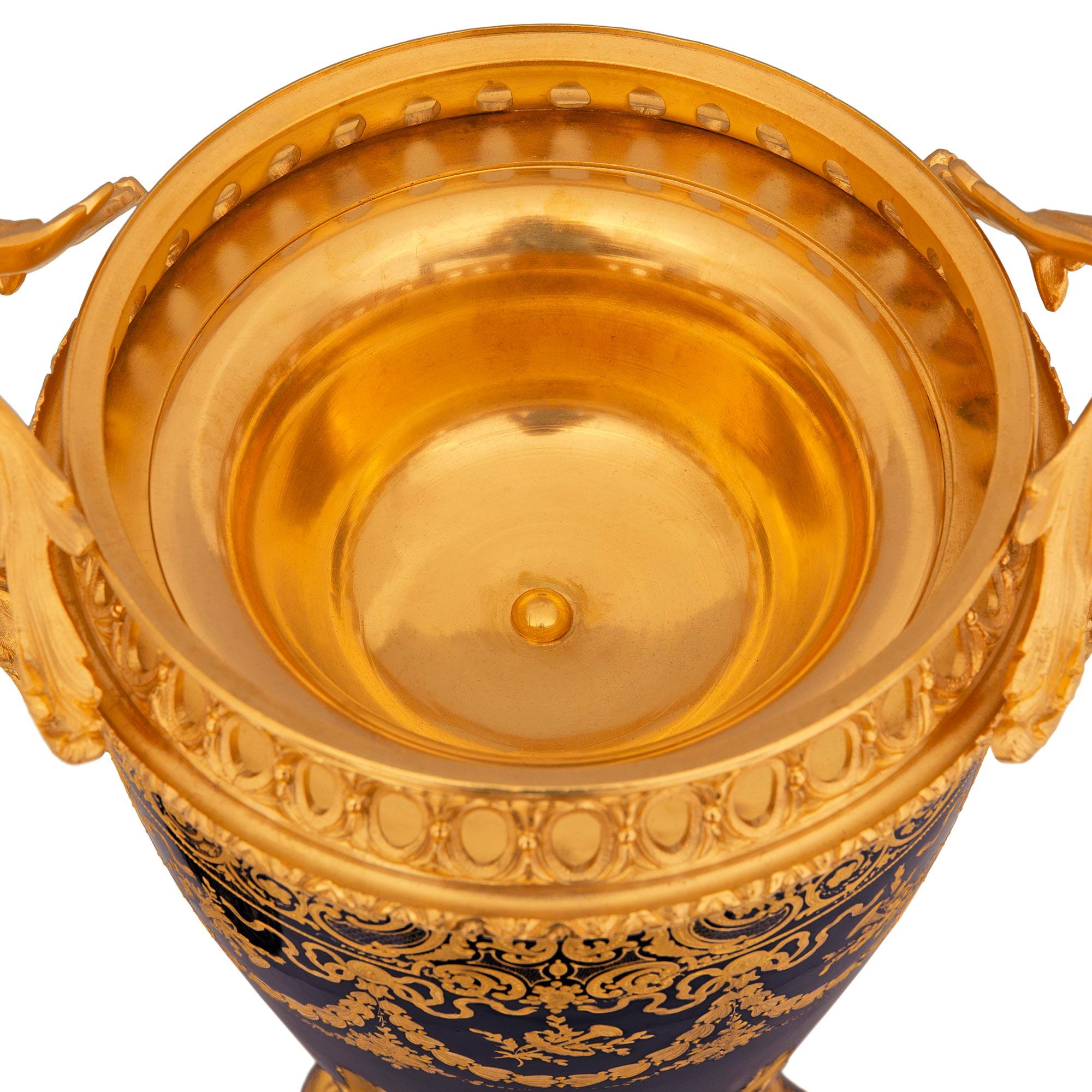 Französische Porzellan- und Ormolu-Urne aus der Belle Époque des 19. im Angebot 5