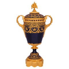 Urne en porcelaine de Sèvres et bronze doré d'époque Belle Époque.