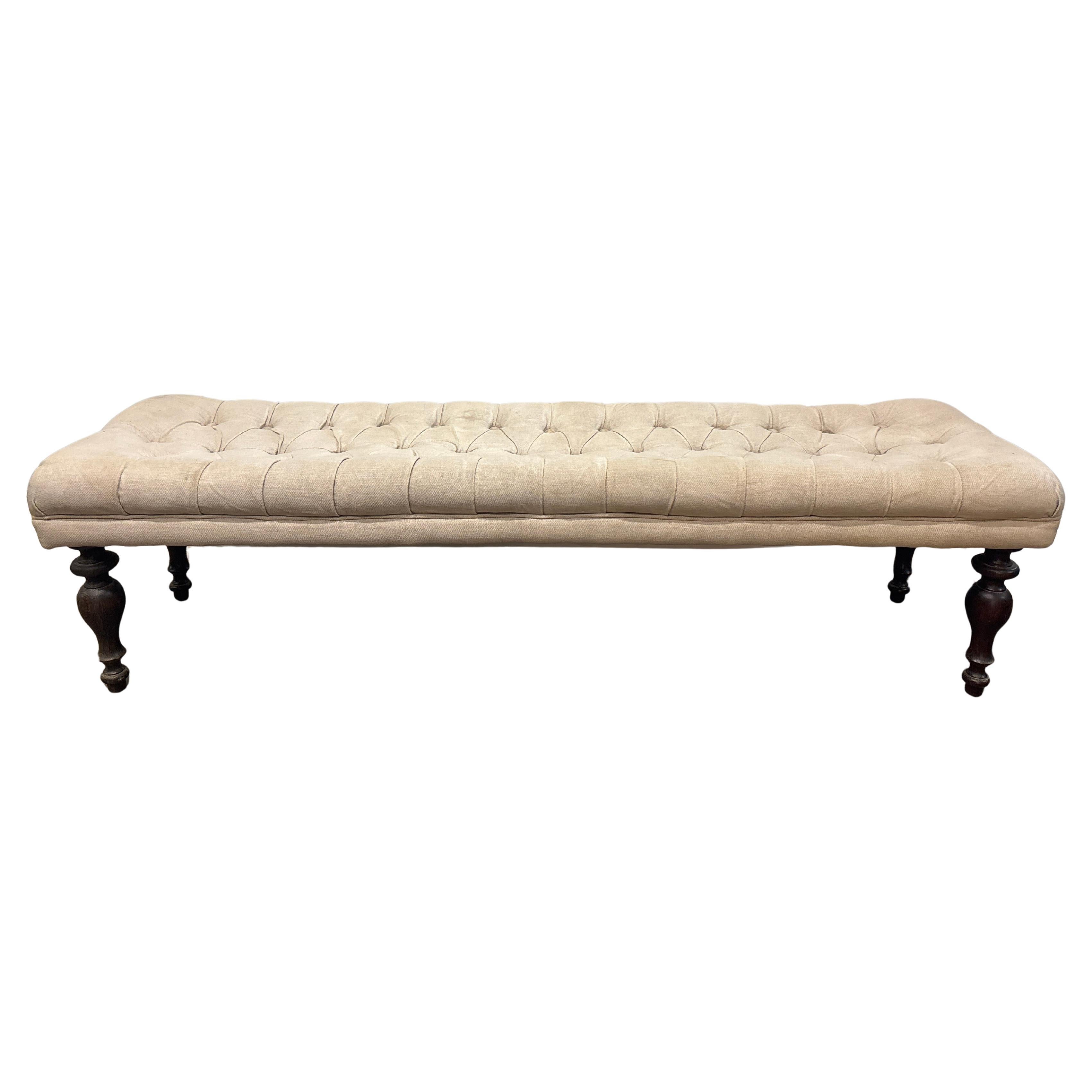 Ce banc long Charming est recouvert d'un tissu de couleur beige avec des pieds en acajou foncé.

