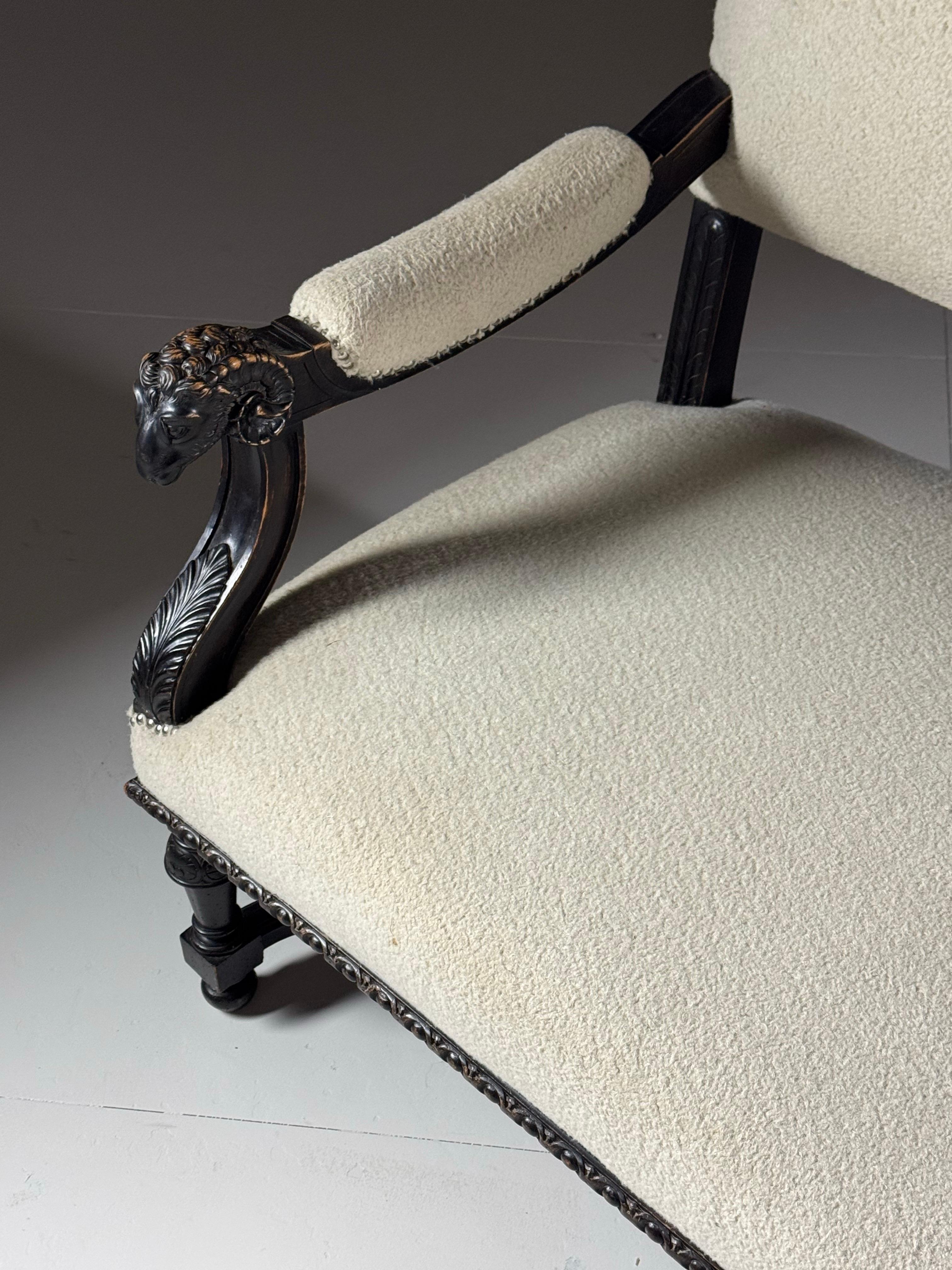Sofa/Bank aus dem 19. Jahrhundert.
Original aus Frankreich, 19. Jahrhundert. Ebonisiertes Gestell mit weiß/cremefarbener Polsterung. Armlehnen mit Stößelköpfen.

In gutem Zustand. Nur leichte altersgemäße Gebrauchsspuren.

Abmessungen: 162L x 75D x
