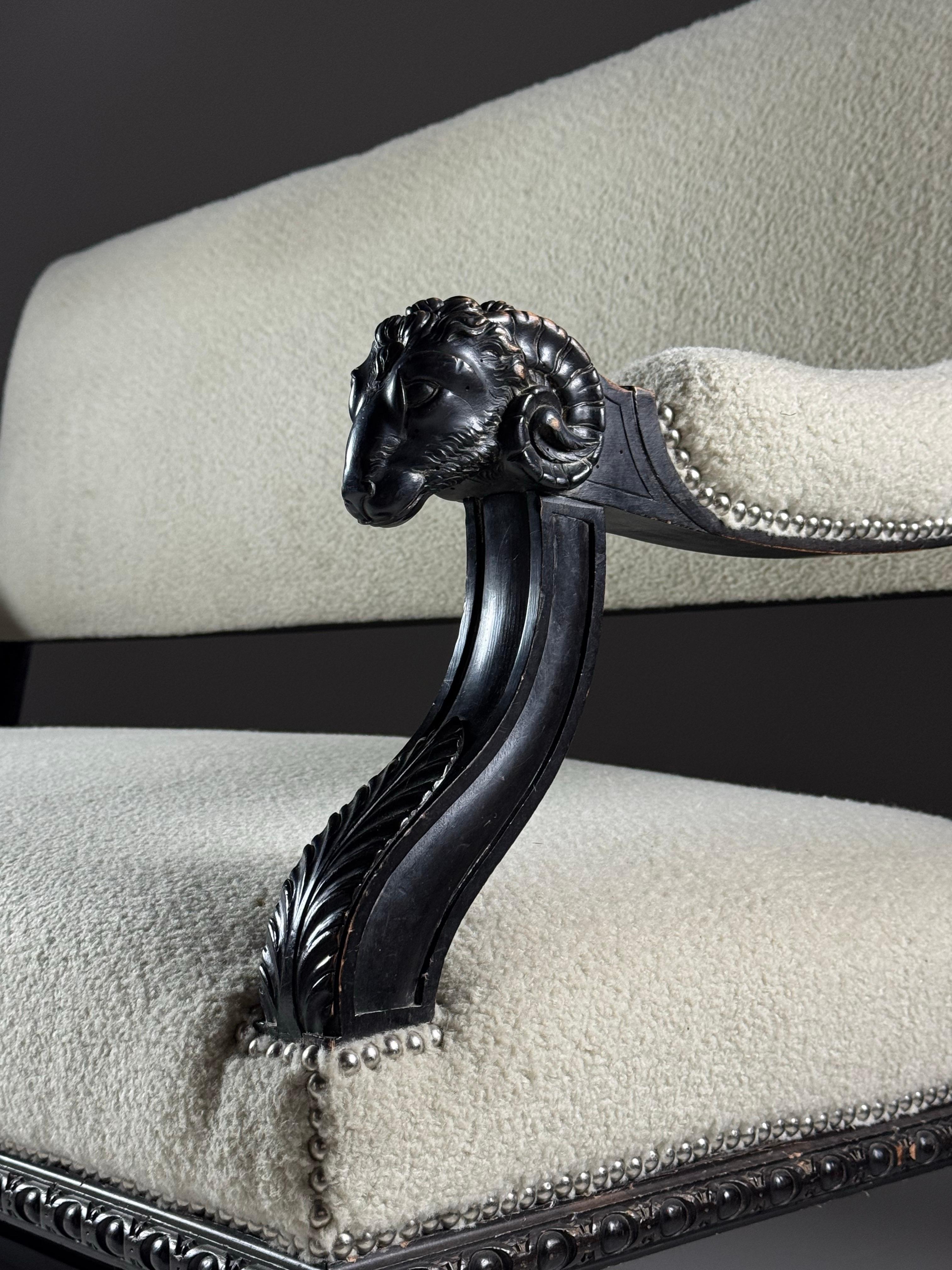 Französische Bank mit Widderköpfen aus dem 19. (Holz) im Angebot