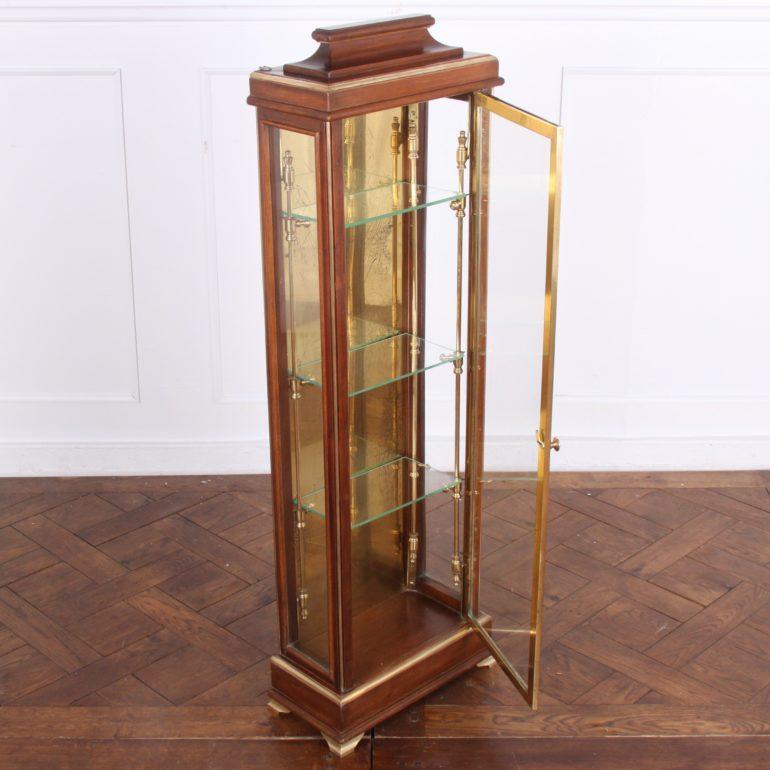 A lovely-quality, small French vitrine or ‘bijouterie cabinet’ in mahogany with brass accents.

Brass-framed door opens to reveal glass shelves with adjustable brass support hardware, circa 1890.



 