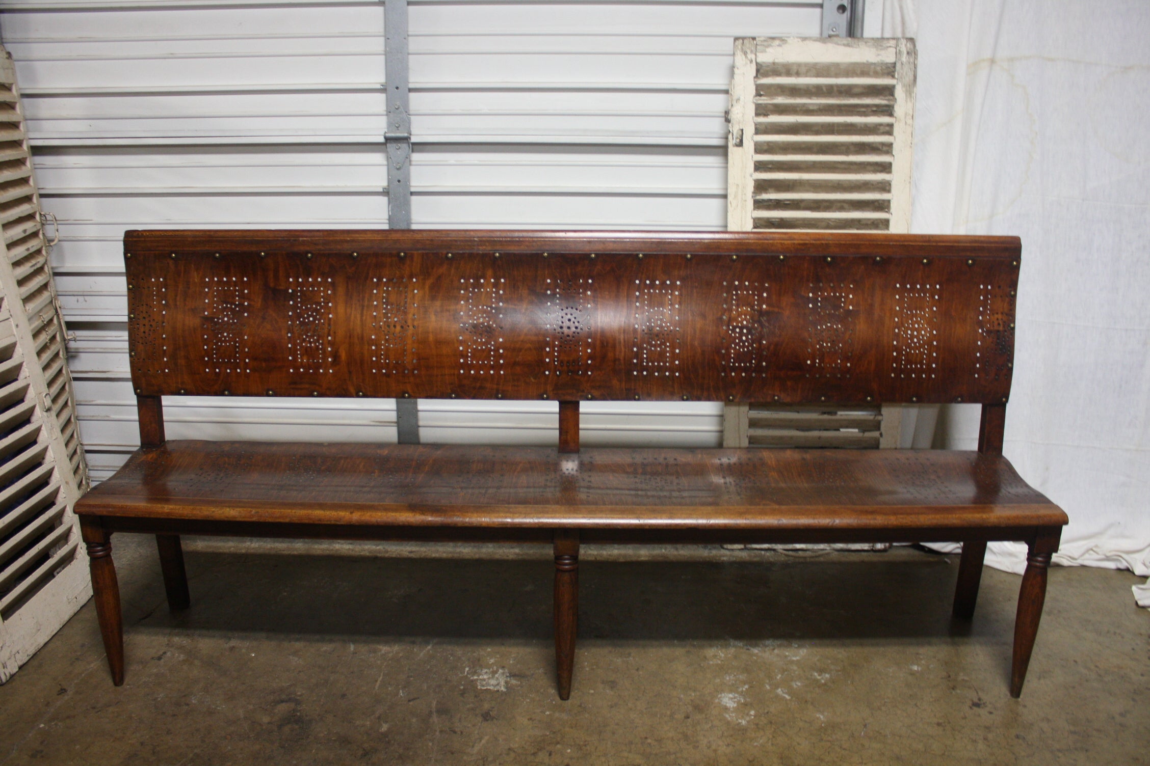 Beautiful design of this pool bench, nice warm color of the walnut and nice movement.