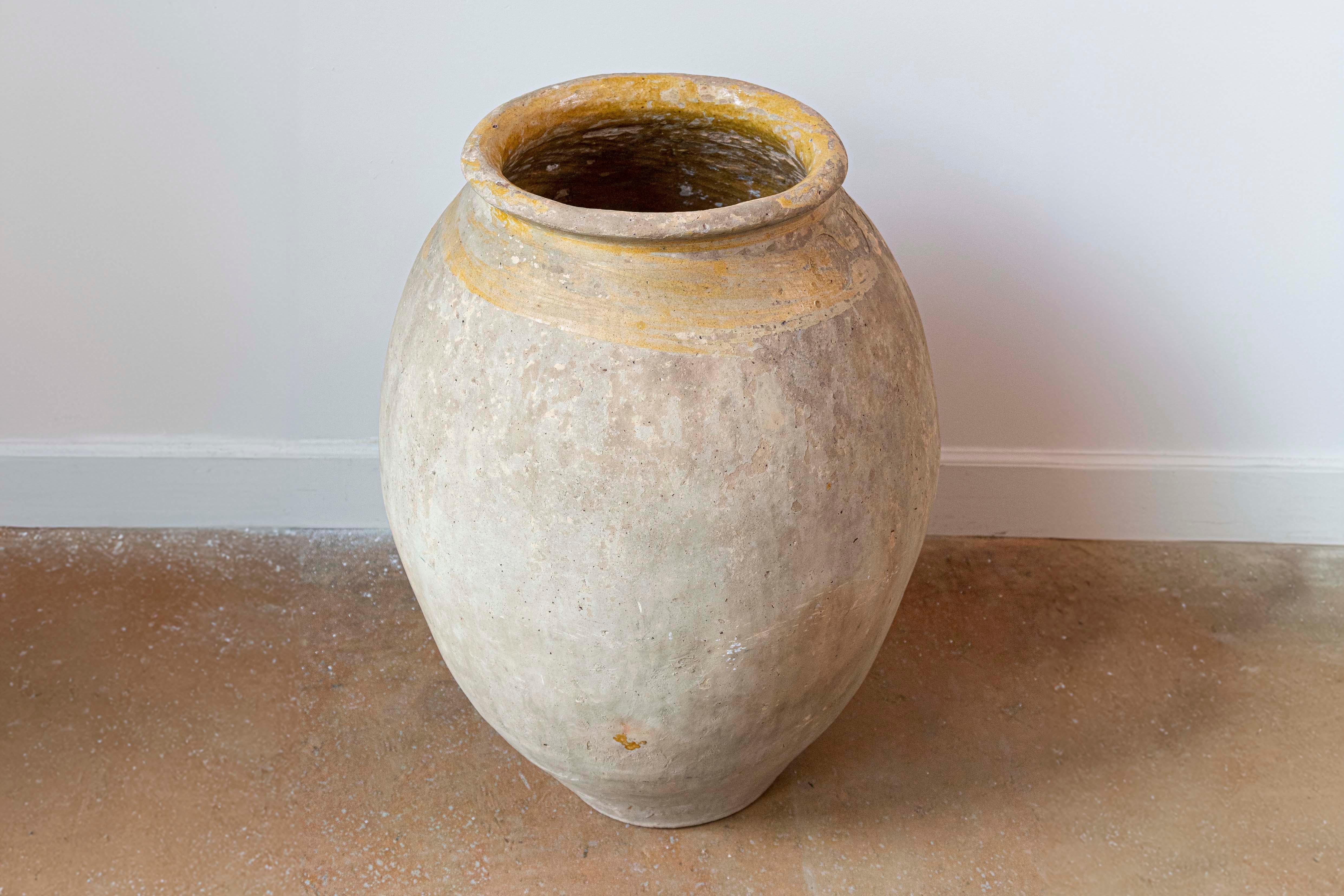 Questo vaso francese Biot del XIX secolo è un ottimo esempio di ceramica tradizionale provenzale, nota per la sua forma robusta e per la tecnica di smaltatura distintiva. Originari della città di Biot, nella regione della Provenza, questi barattoli