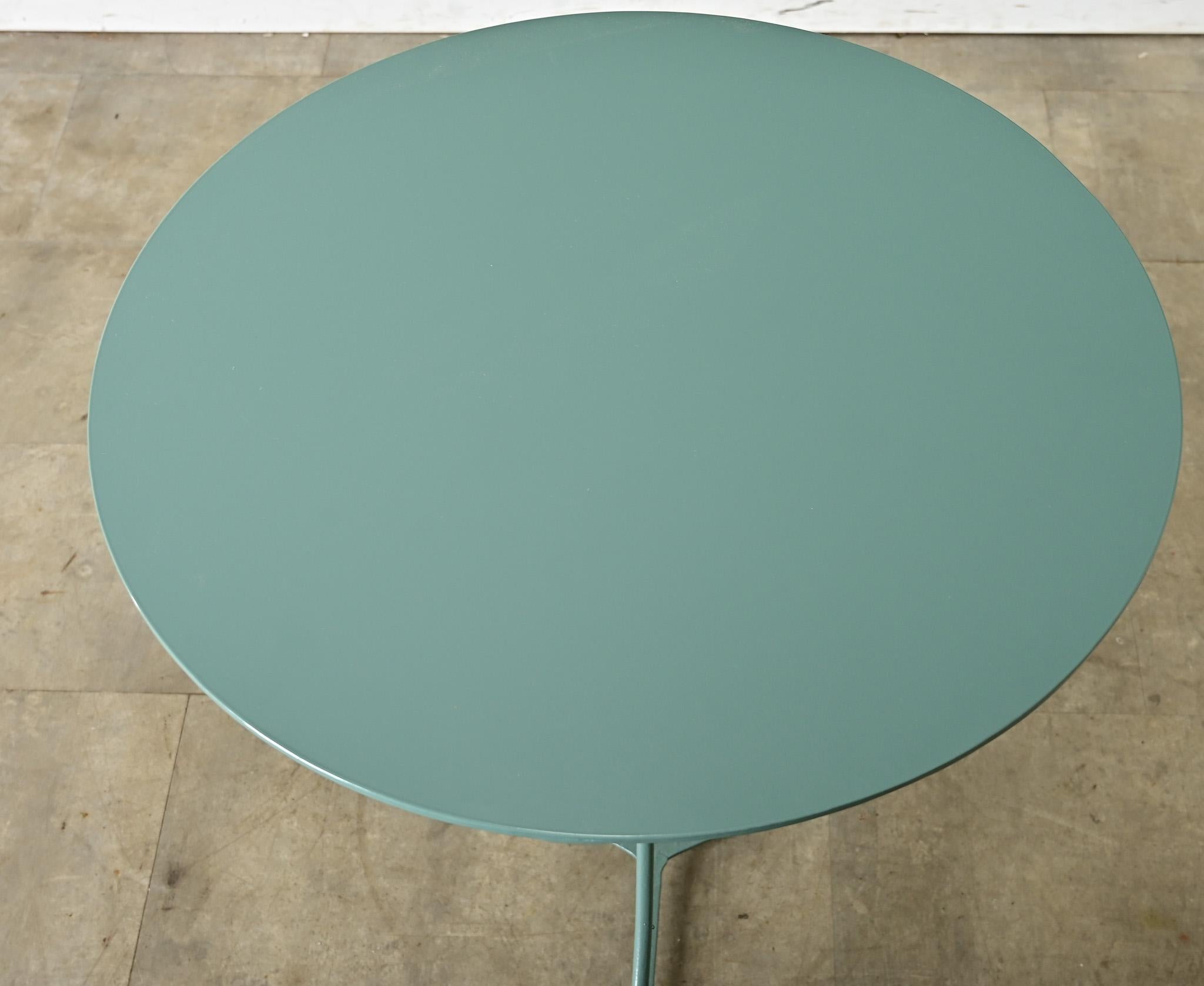 French 19th Century Bistro Table in New Powdercoat In Good Condition For Sale In Baton Rouge, LA