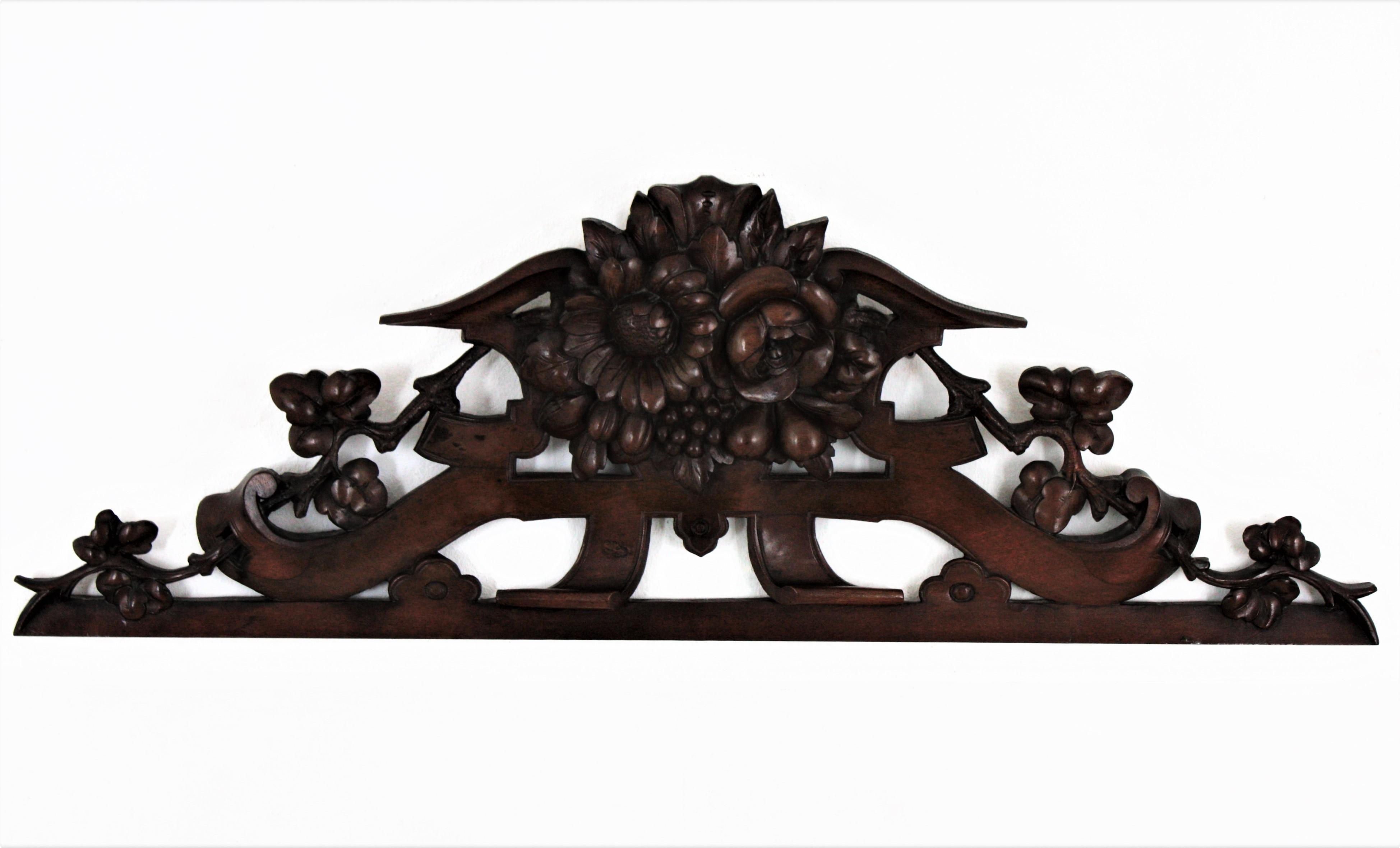 French 19th Century Black Forest Carved Walnut Fruit and Flower Pediment / Crest In Excellent Condition In Barcelona, ES
