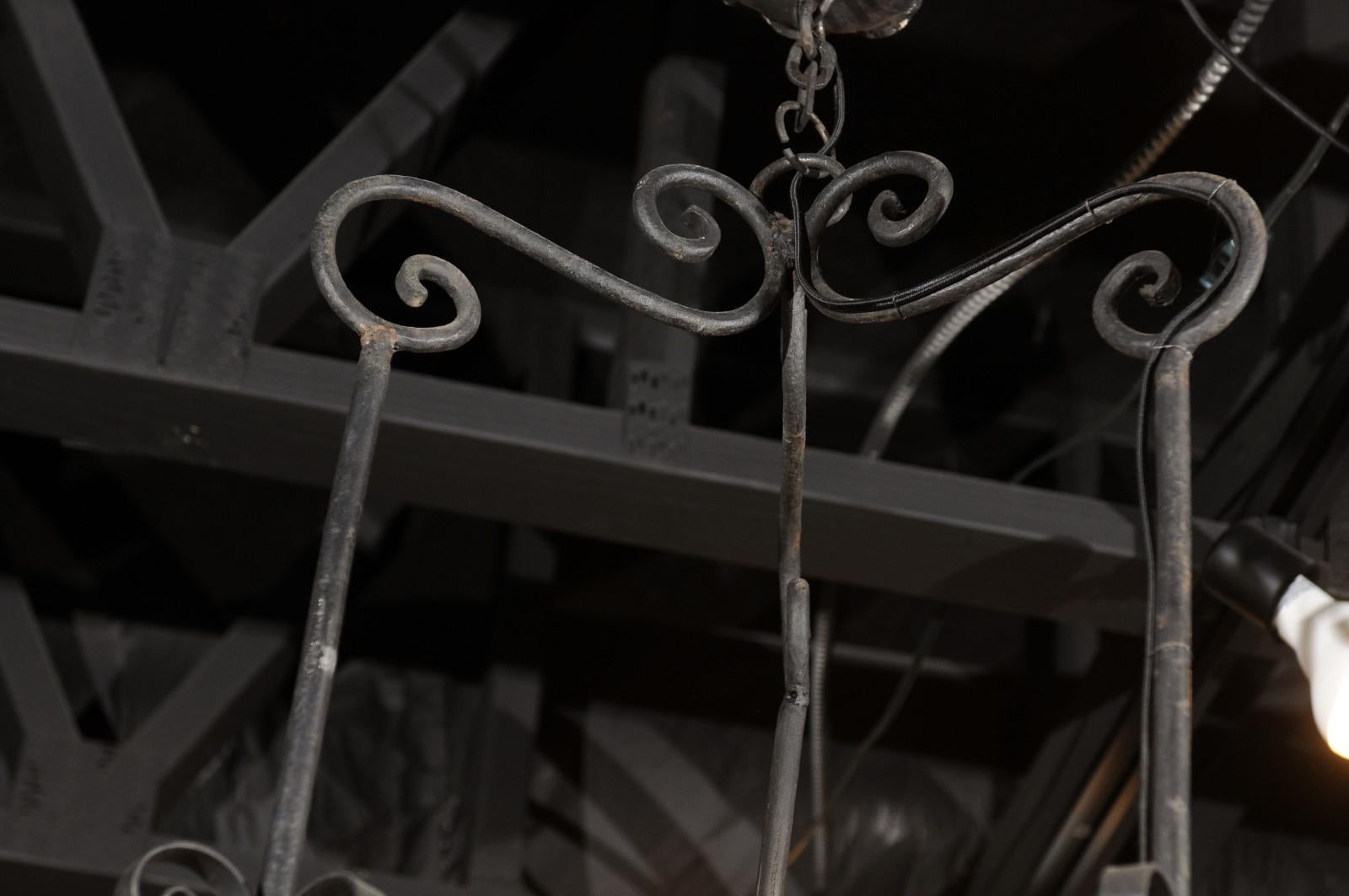 Französischer sechsflammiger Kronleuchter aus schwarzem Eisen des 19. Jahrhunderts mit geschwungenen Motiven im Angebot 7