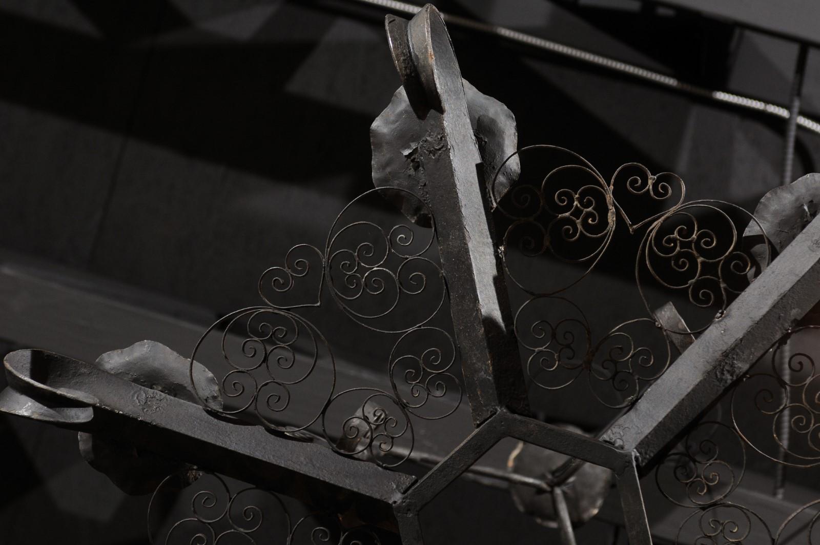 Französischer sechsflammiger Kronleuchter aus schwarzem Eisen des 19. Jahrhunderts mit geschwungenen Motiven im Angebot 9