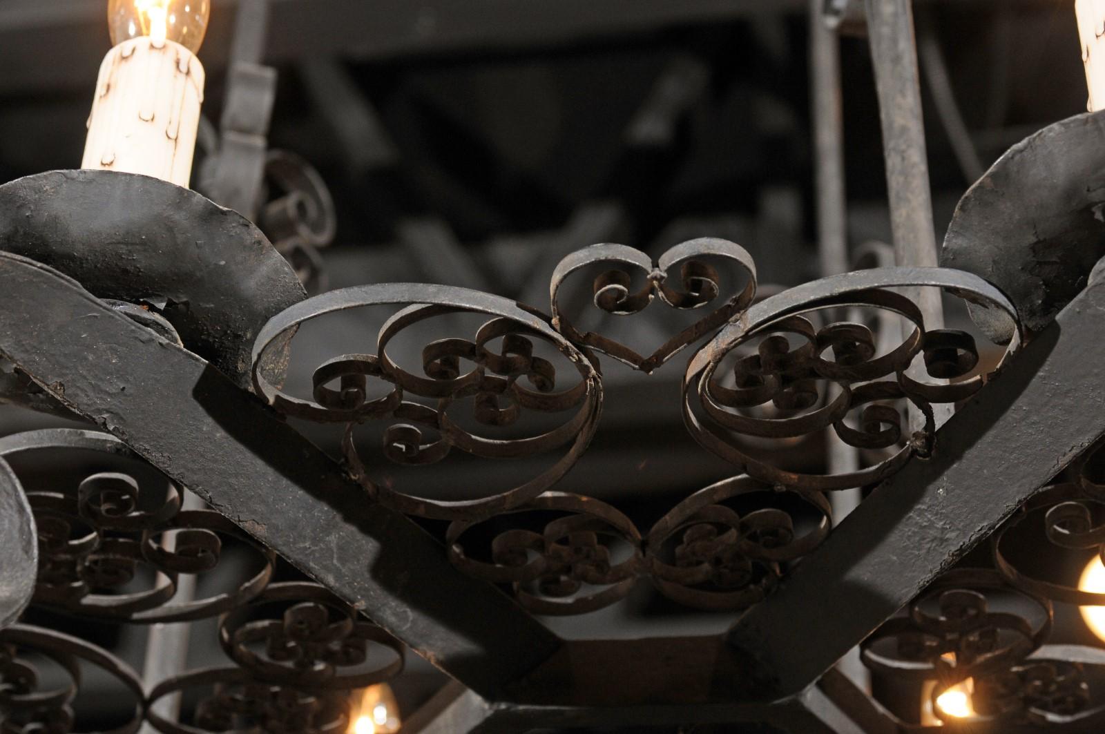 Französischer sechsflammiger Kronleuchter aus schwarzem Eisen des 19. Jahrhunderts mit geschwungenen Motiven im Angebot 2