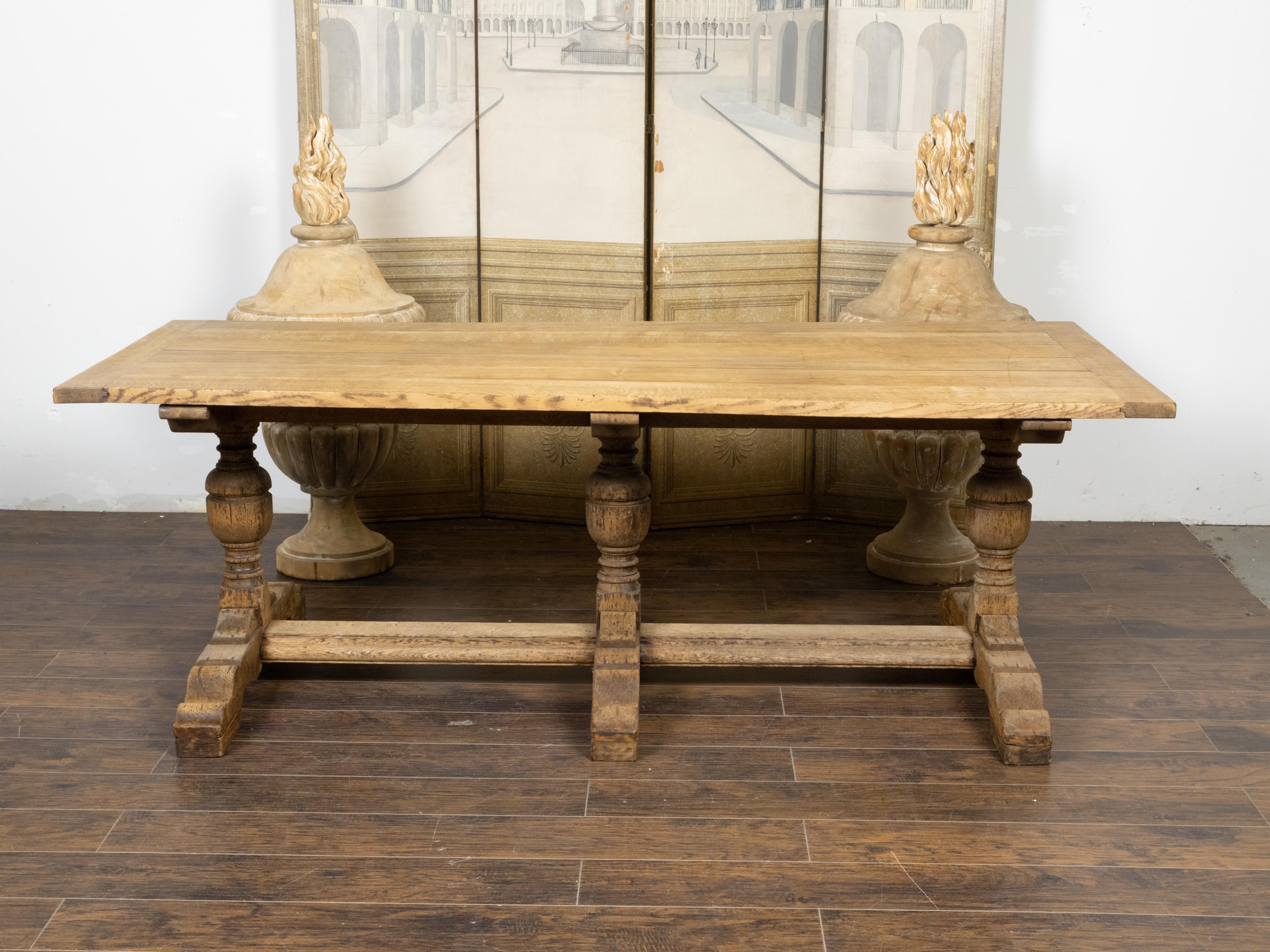 Table de ferme française du 19ème siècle en chêne blanchi avec base à tréteaux et pieds à balustre en vente 7