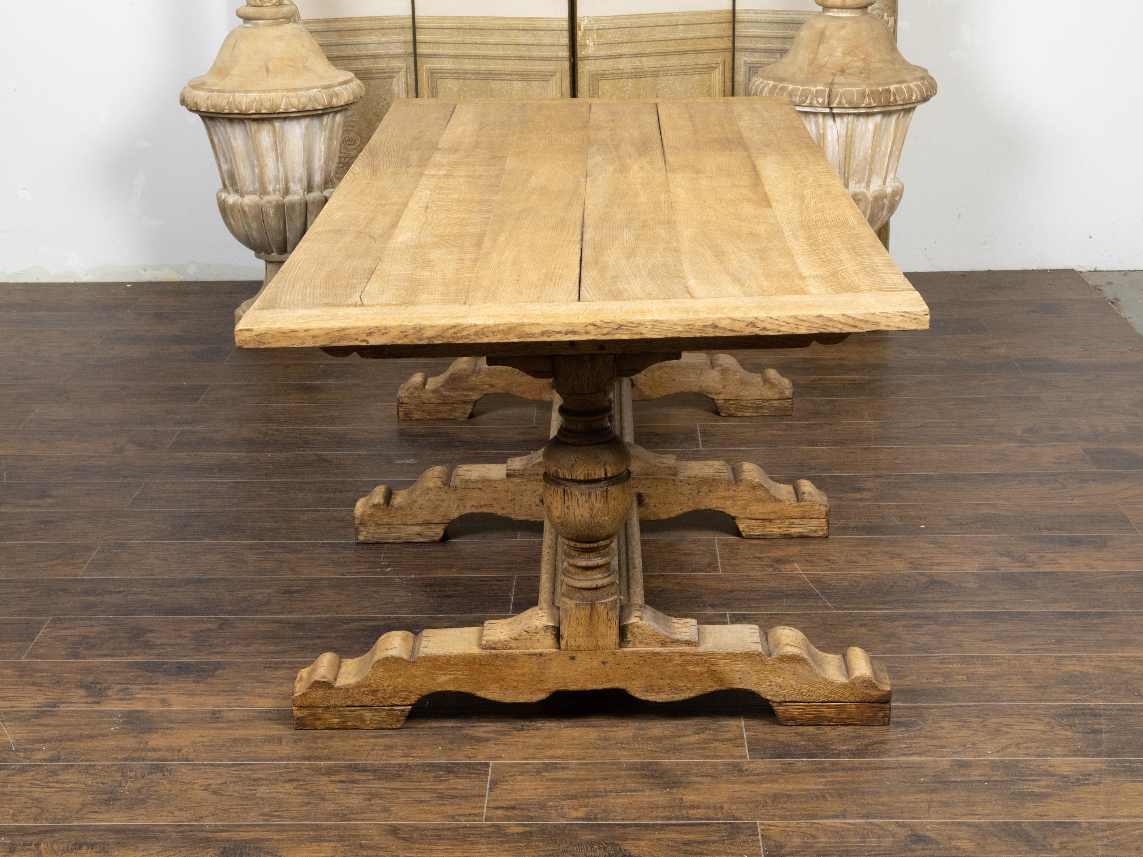 Français Table de ferme française du 19ème siècle en chêne blanchi avec base à tréteaux et pieds à balustre en vente