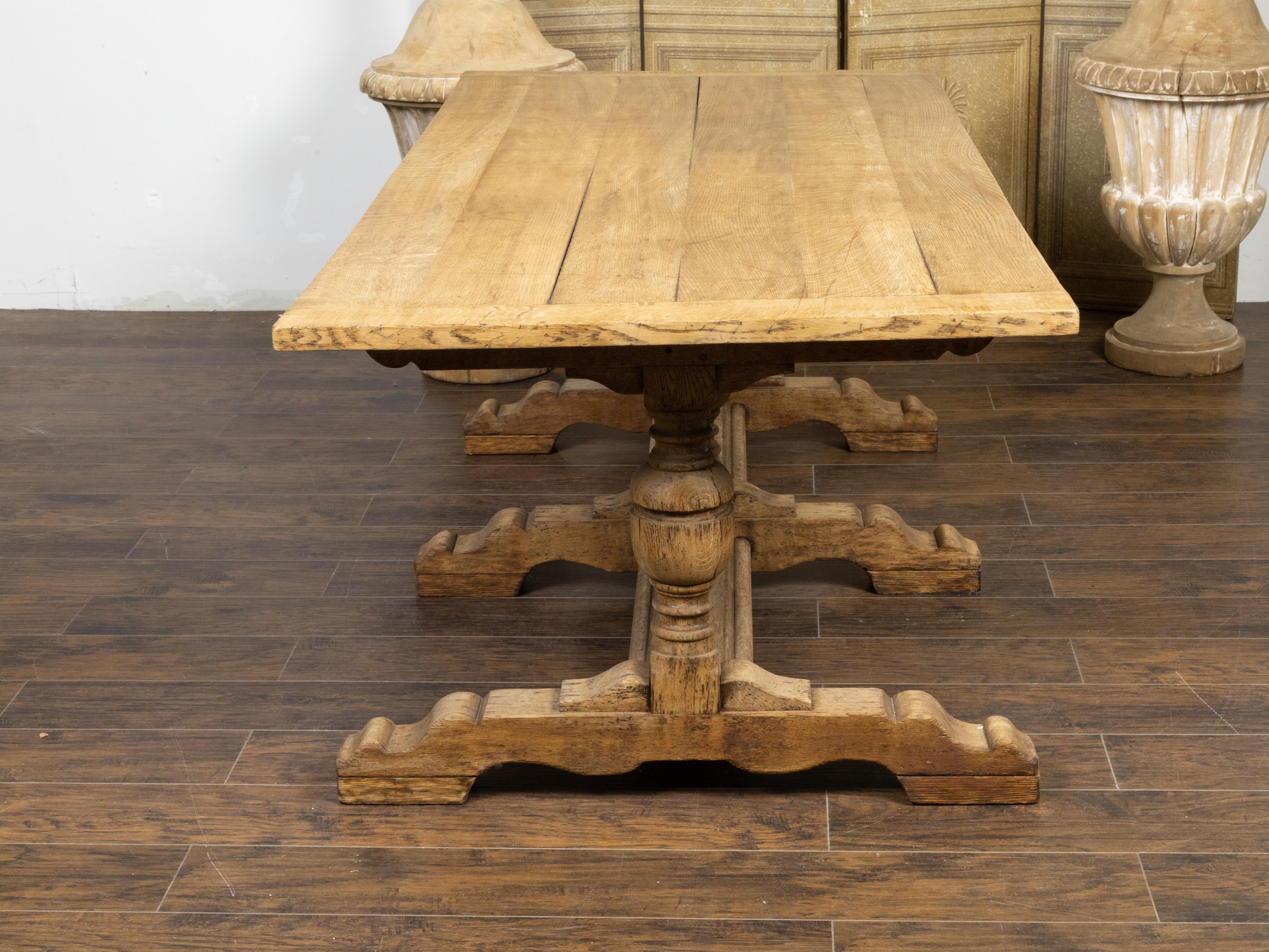 XIXe siècle Table de ferme française du 19ème siècle en chêne blanchi avec base à tréteaux et pieds à balustre en vente
