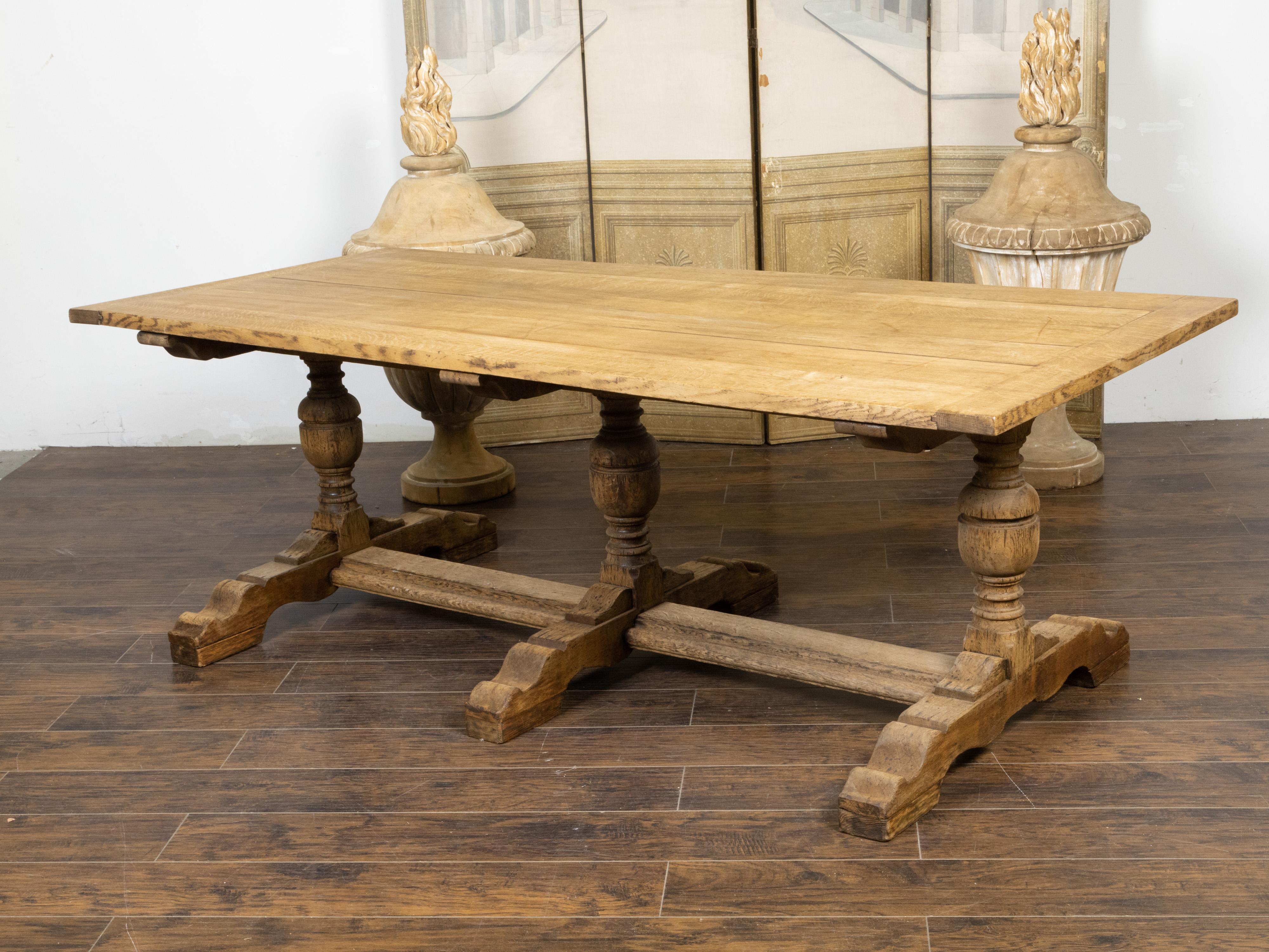 Chêne Table de ferme française du 19ème siècle en chêne blanchi avec base à tréteaux et pieds à balustre en vente