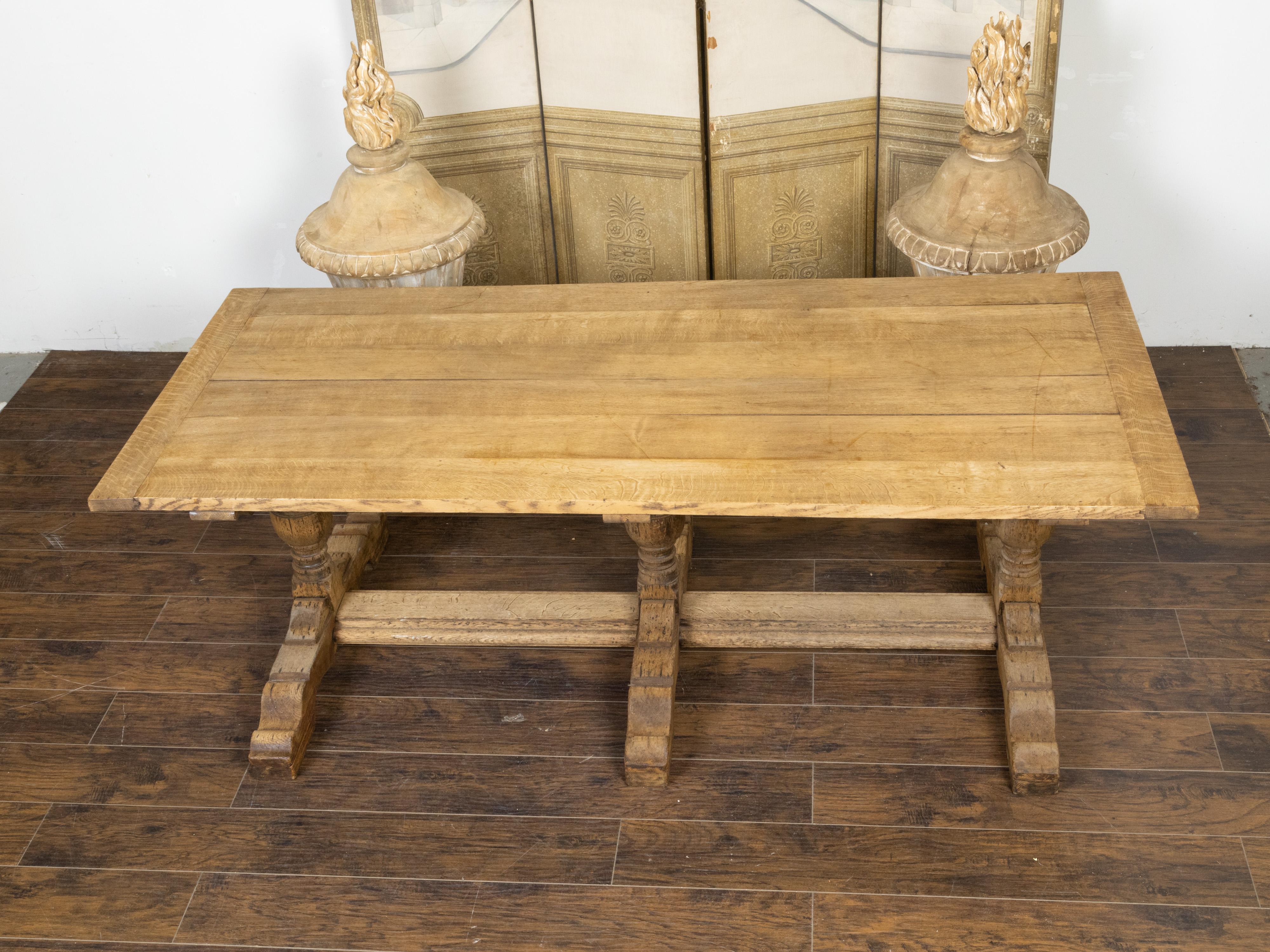 Table de ferme française du 19ème siècle en chêne blanchi avec base à tréteaux et pieds à balustre en vente 1