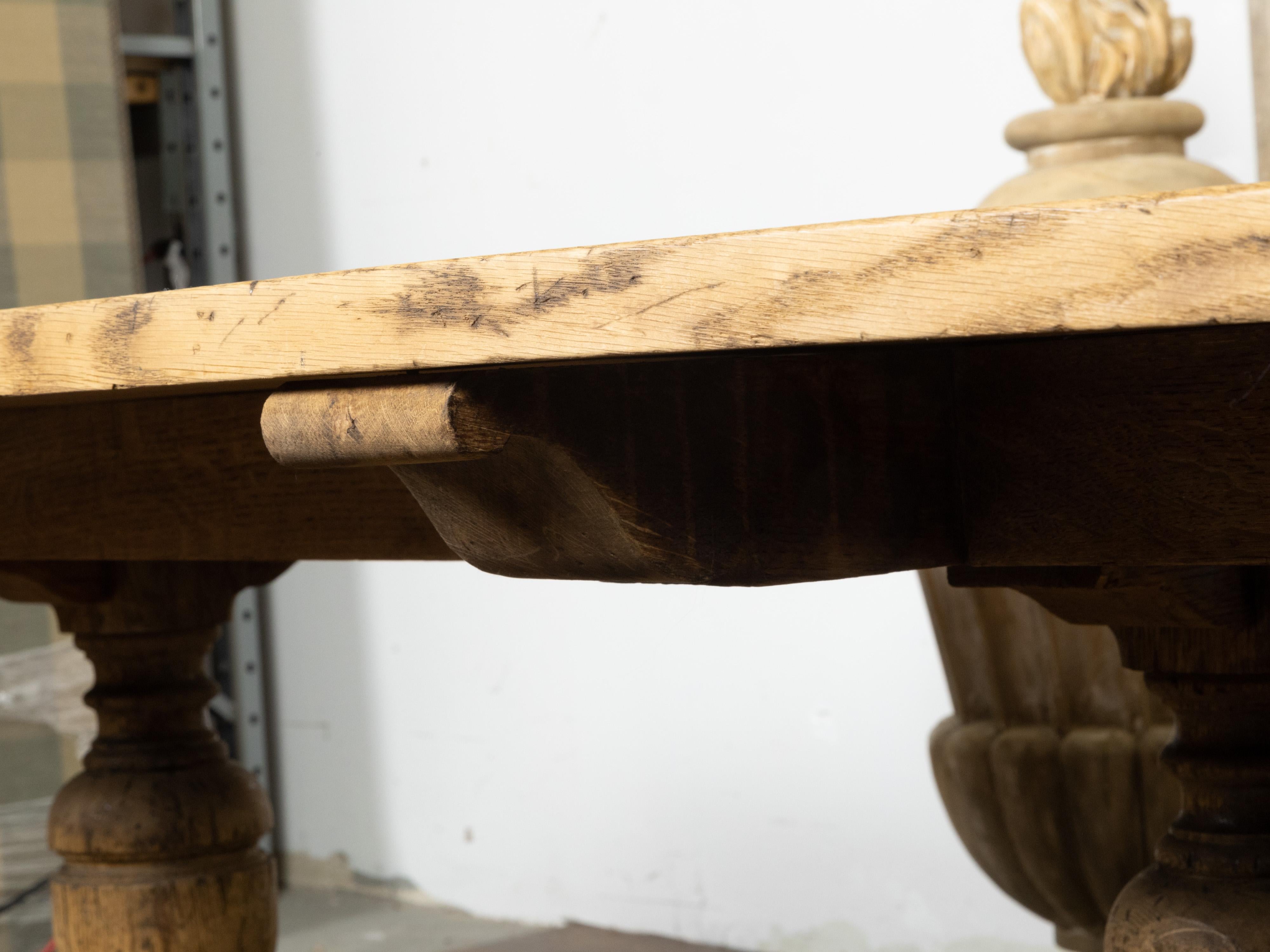 Table de ferme française du 19ème siècle en chêne blanchi avec base à tréteaux et pieds à balustre en vente 2