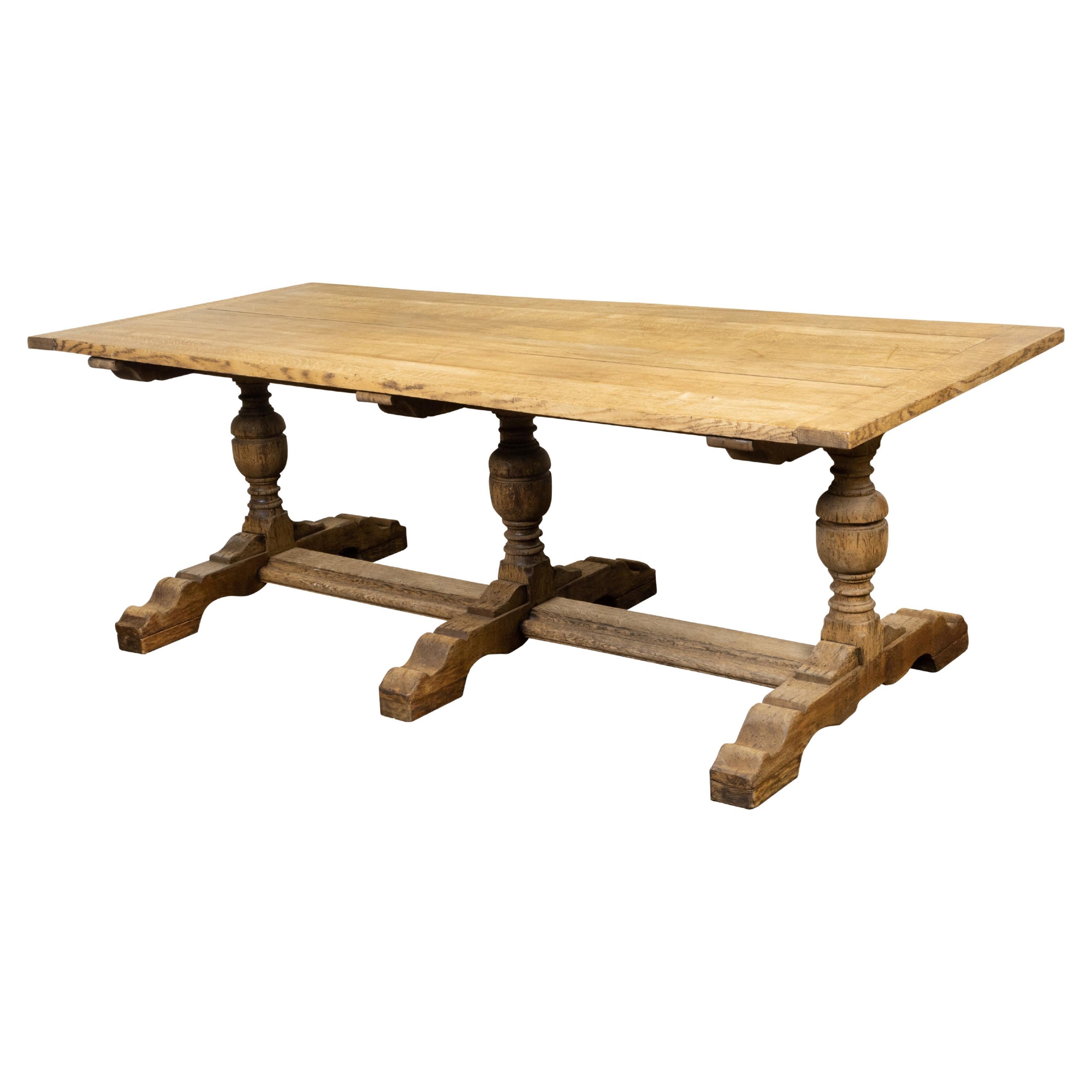 Table de ferme française du 19ème siècle en chêne blanchi avec base à tréteaux et pieds à balustre en vente