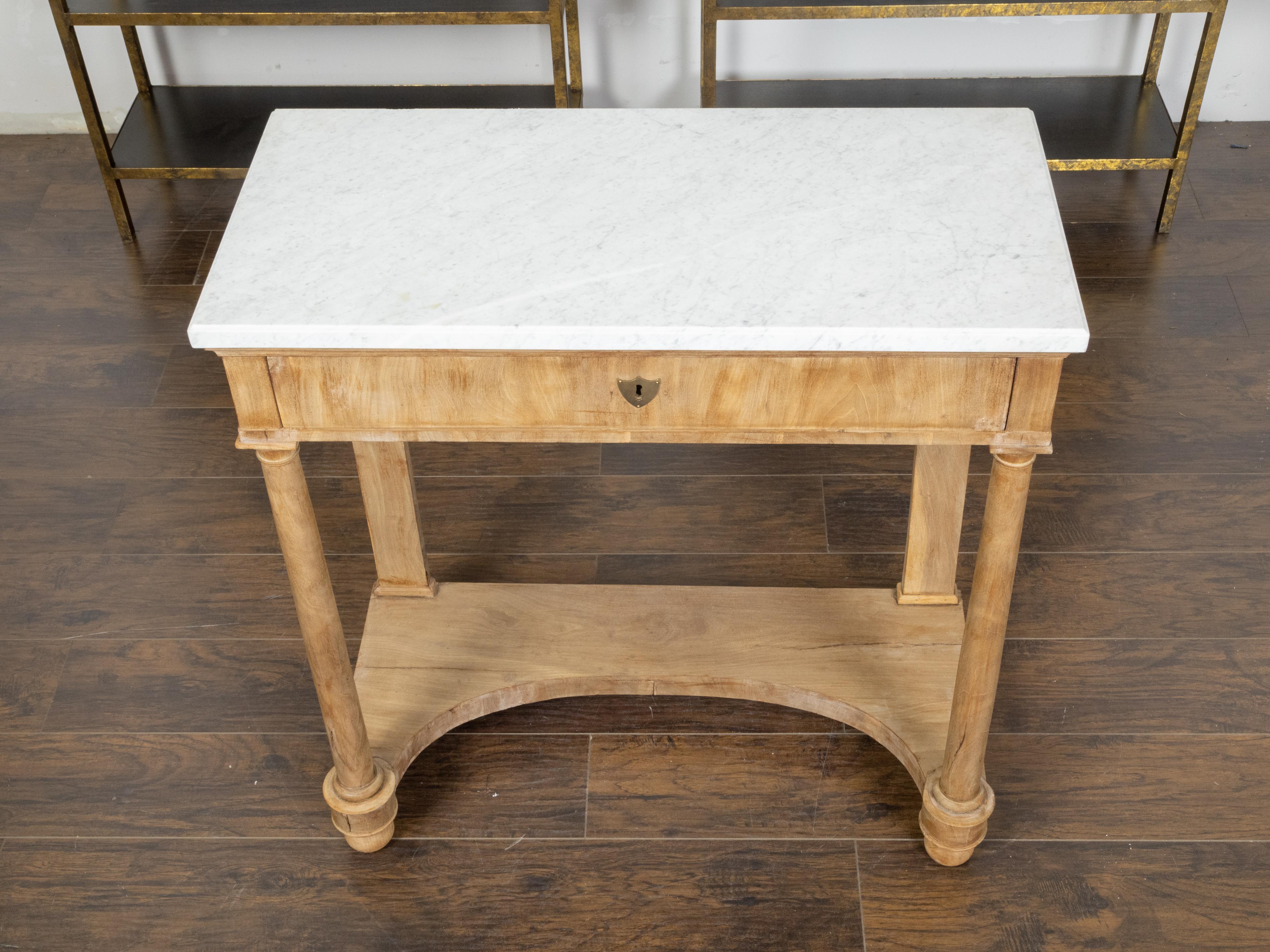 Français Table console française du 19ème siècle en noyer blanchi avec plateau en marbre blanc en vente