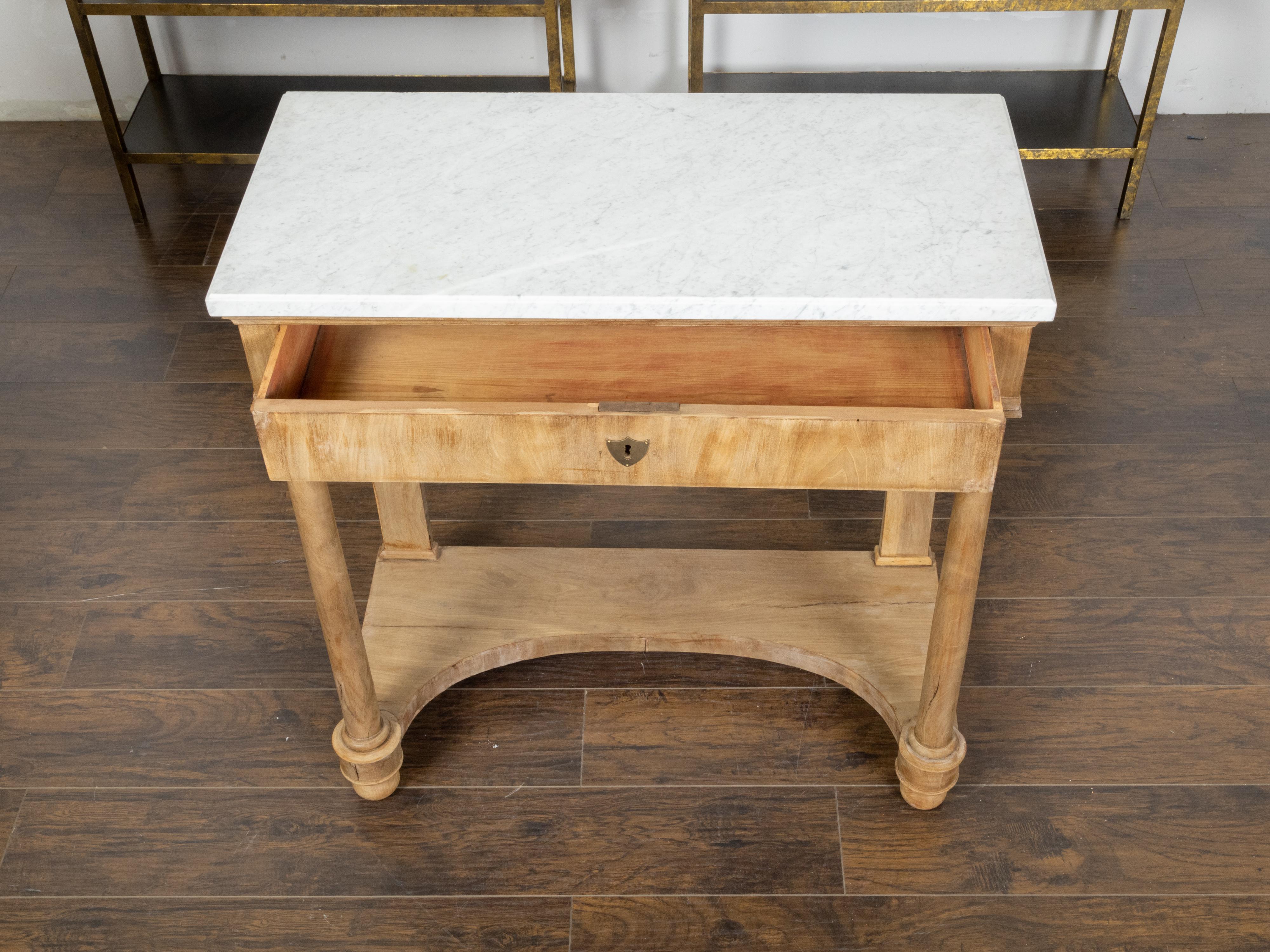 Blanchi Table console française du 19ème siècle en noyer blanchi avec plateau en marbre blanc en vente