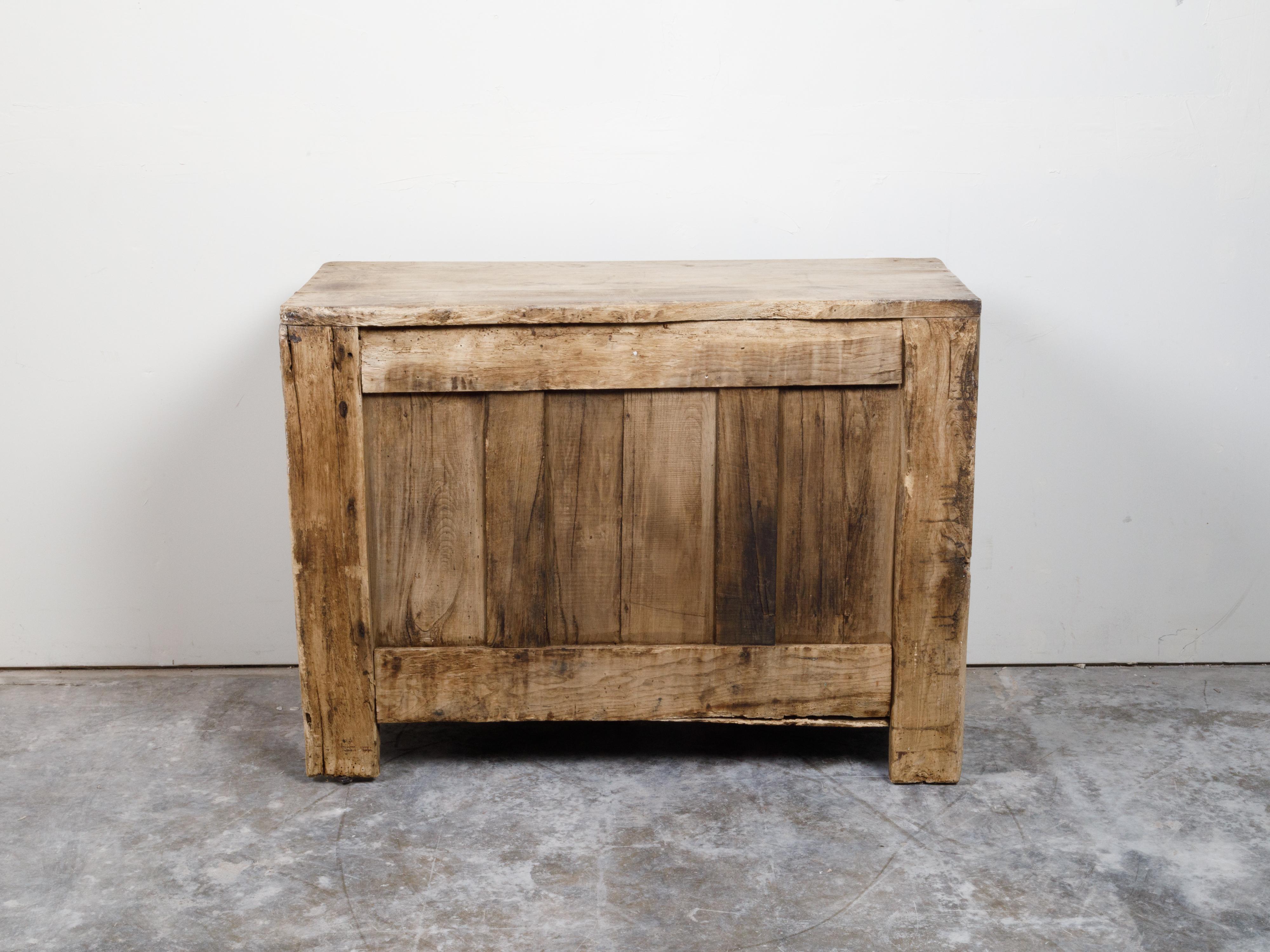 Buffet francese del XIX secolo in Wood sbiancato con borchie in ottone e patina invecchiata in vendita 7