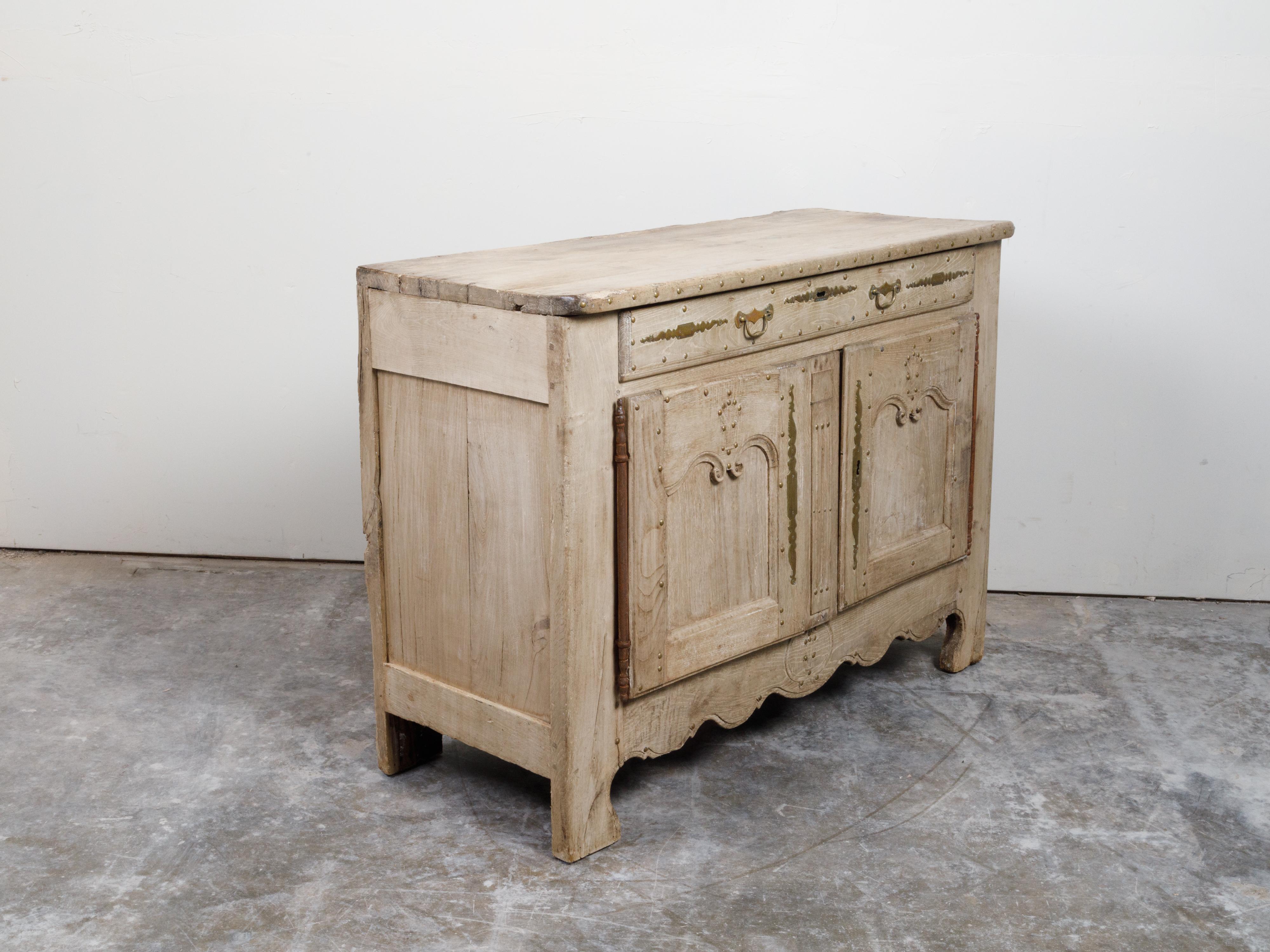 Buffet français du 19ème siècle en bois blanchi avec clous en laiton et patine vieillie en vente 8