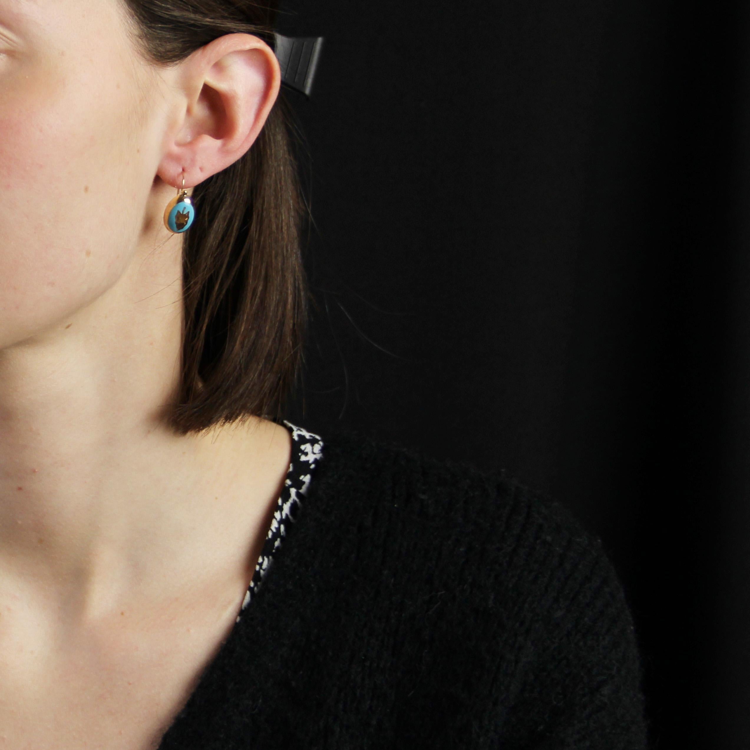 For pierced ears.
Earrings in 18 karat yellow gold, horse head hallmark.
Antique lever- back earrings, they are oval, turquoise blue enamelled and decorated with a pattern stylizing a leaf. The fastening system is threaded from the back.
Height :