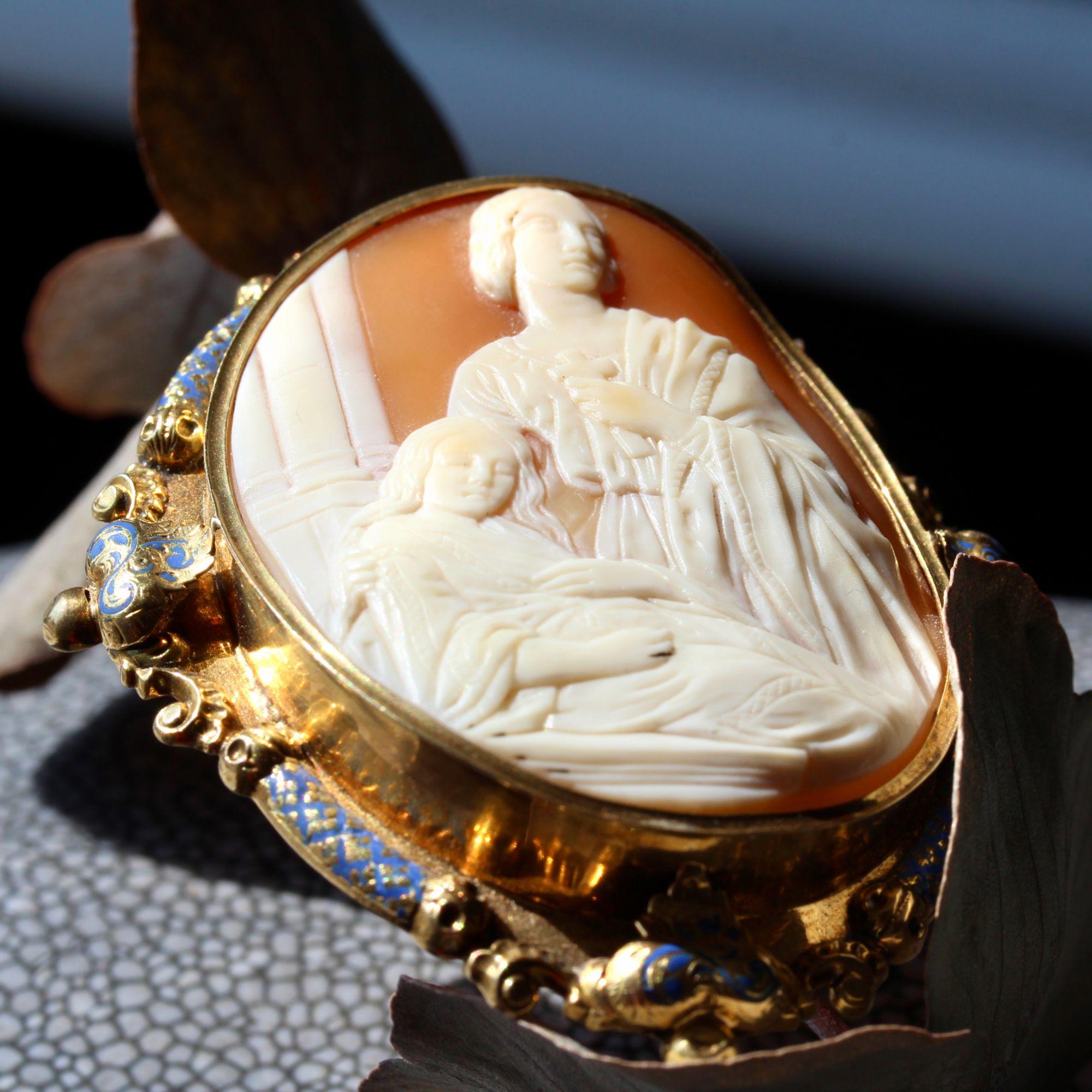 French 19th Century Blue Enamel Cameo 18 Karat Yellow Gold Brooch For Sale 5